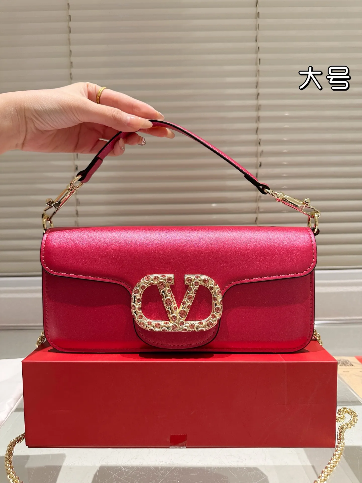 Large P320 Folding Box ⚠️Size 26.11 Valentino Loco Shoulder Bag Overflowing with Sophistication This Look Is Very Versatile No matter how you carry it, you won’t feel any pressure. Which girl can resist such a beautiful bag?