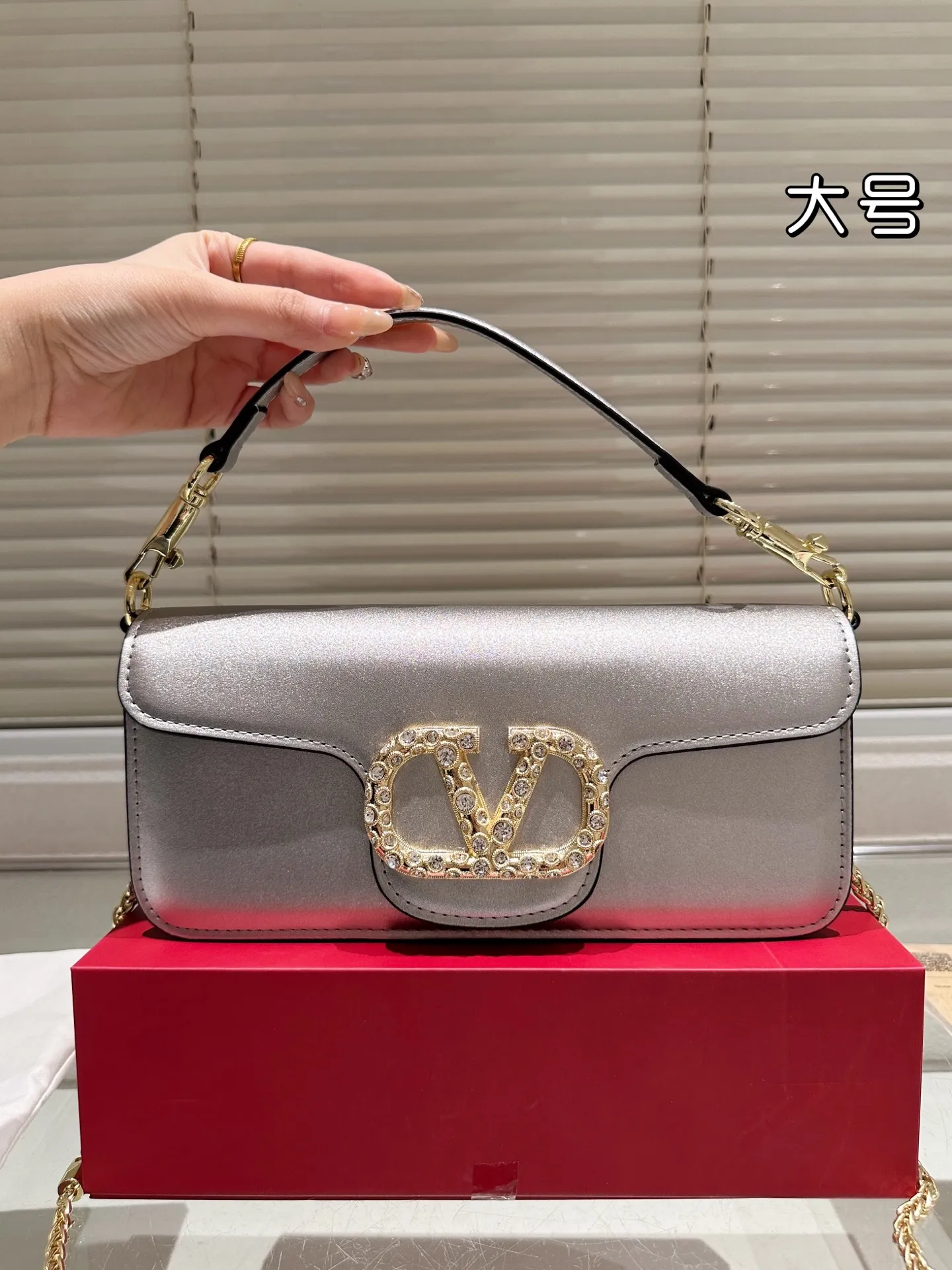 Large P320 Folding Box ⚠️Size 26.11 Valentino Loco Shoulder Bag Overflowing with Sophistication This Look Is Very Versatile No matter how you carry it, you won’t feel any pressure. Which girl can resist such a beautiful bag?