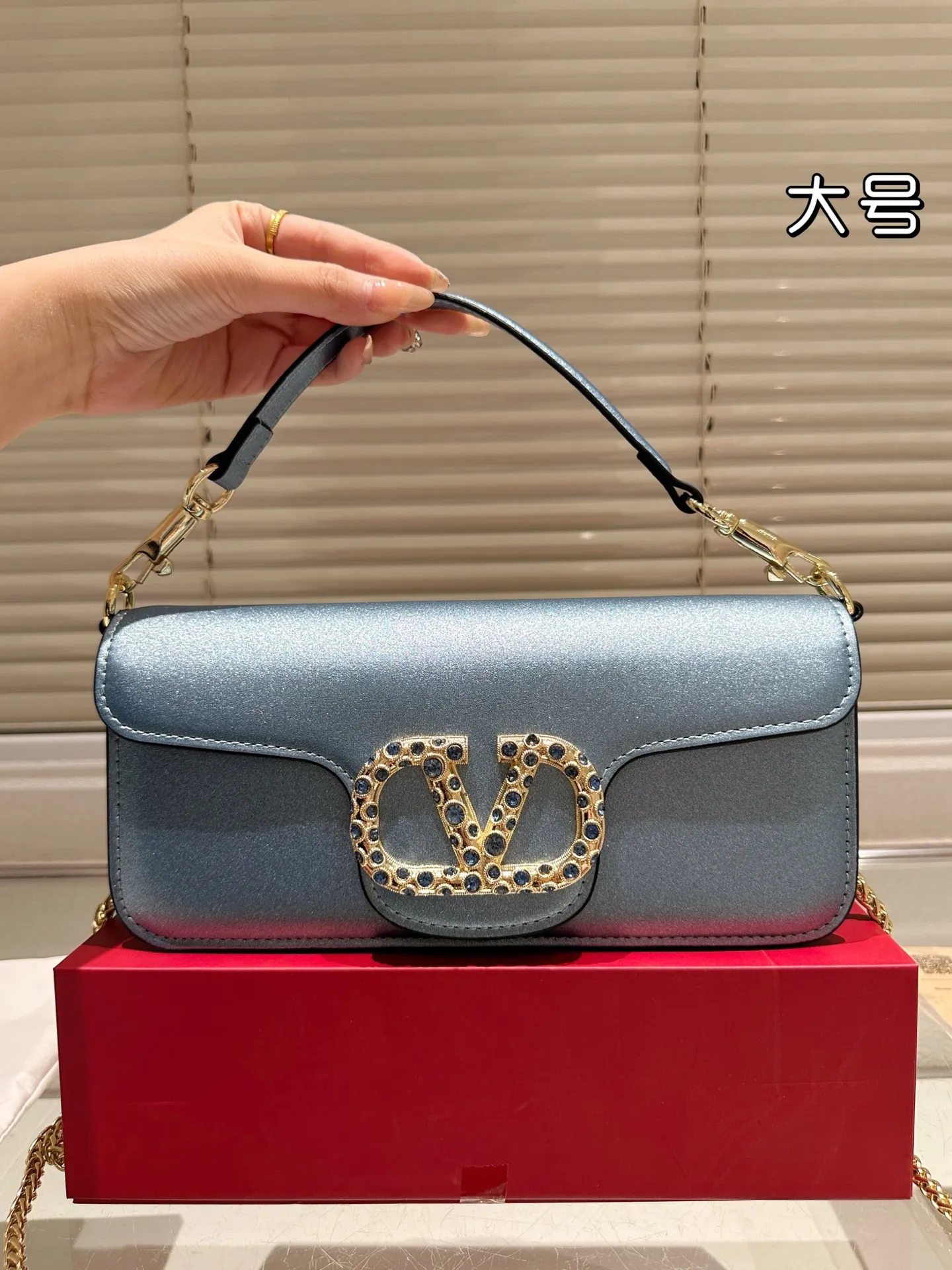 Large P320 Folding Box ⚠️Size 26.11 Valentino Loco Shoulder Bag Overflowing with Sophistication This Look Is Very Versatile No matter how you carry it, you won’t feel any pressure. Which girl can resist such a beautiful bag?