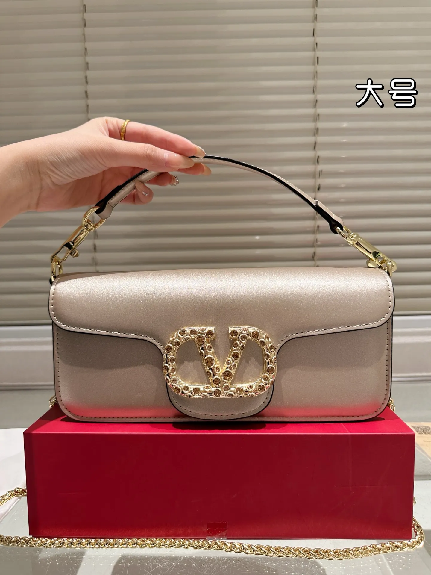 Large P320 Folding Box ⚠️Size 26.11 Valentino Loco Shoulder Bag Overflowing with Sophistication This Look Is Very Versatile No matter how you carry it, you won’t feel any pressure. Which girl can resist such a beautiful bag?