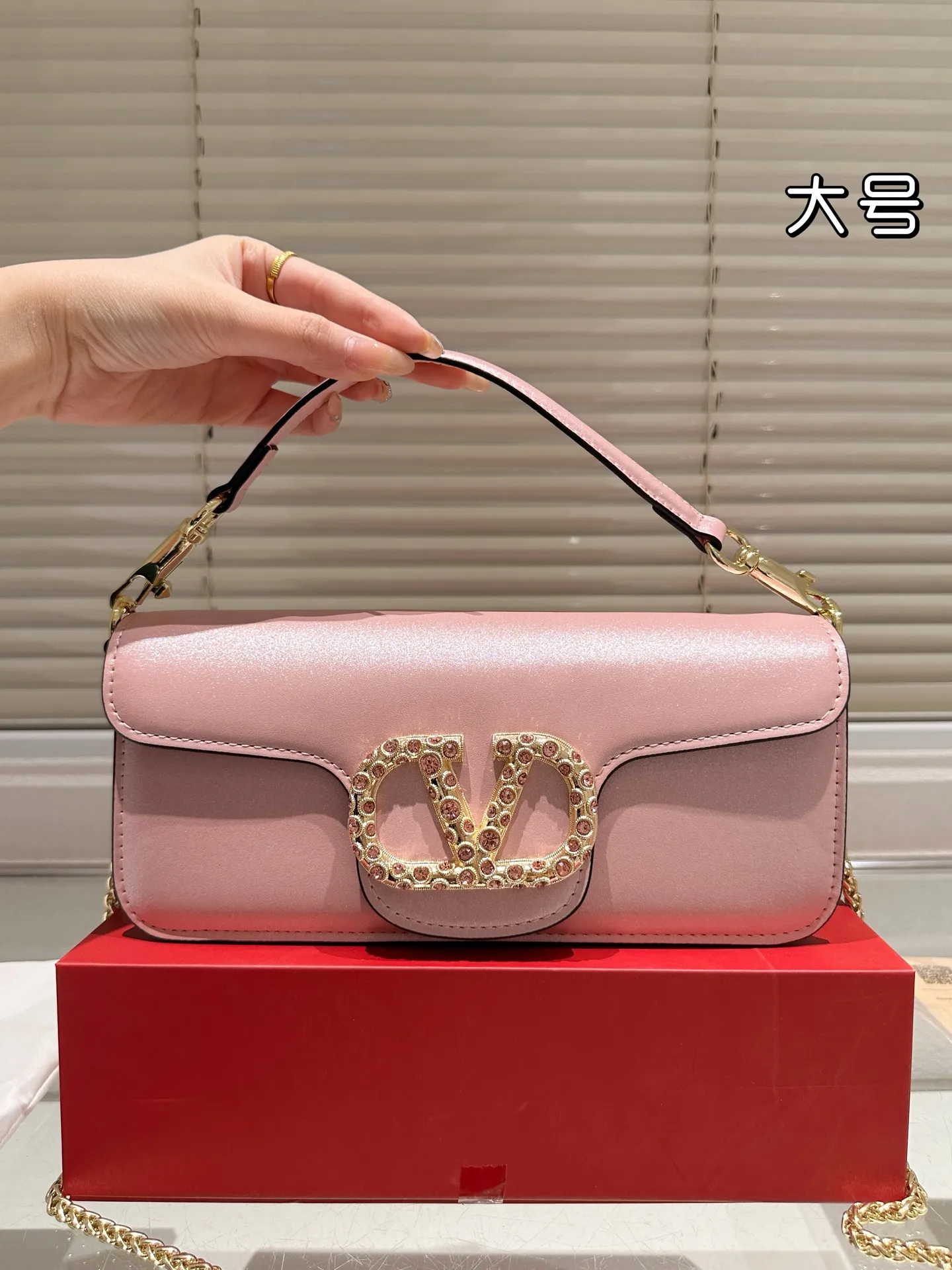 Large P320 Folding Box ⚠️Size 26.11 Valentino Loco Shoulder Bag Overflowing with Sophistication This Look Is Very Versatile No matter how you carry it, you won’t feel any pressure. Which girl can resist such a beautiful bag?