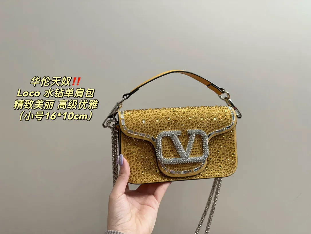 Large P360 with folding box ⚠️Size 23.11 Small P350 with folding box ⚠️Size 16.10 Valentino Loco rhinestone shoulder bag Valentino new autumn and winter sparkling diamond beaded women's bag ~ pink Barbie pink, silver, black, green, 1oco catwalk style! From parties to disco dances and dinners, it can be held in any occasion! The sparkling and lovable fashion queen of the whole audience, queen’s concave styling tool~