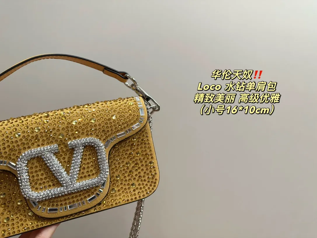 Large P360 with folding box ⚠️Size 23.11 Small P350 with folding box ⚠️Size 16.10 Valentino Loco rhinestone shoulder bag Valentino new autumn and winter sparkling diamond beaded women's bag ~ pink Barbie pink, silver, black, green, 1oco catwalk style! From parties to disco dances and dinners, it can be held in any occasion! The sparkling and lovable fashion queen of the whole audience, queen’s concave styling tool~