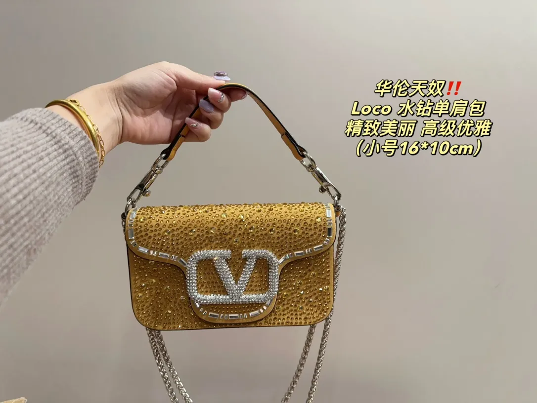 Large P360 with folding box ⚠️Size 23.11 Small P350 with folding box ⚠️Size 16.10 Valentino Loco rhinestone shoulder bag Valentino new autumn and winter sparkling diamond beaded women's bag ~ pink Barbie pink, silver, black, green, 1oco catwalk style! From parties to disco dances and dinners, it can be held in any occasion! The sparkling and lovable fashion queen of the whole audience, queen’s concave styling tool~
