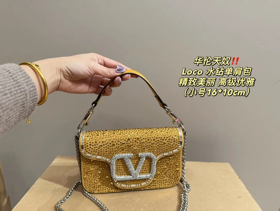 Large P360 with folding box ⚠️Size 23.11 Small P350 with folding box ⚠️Size 16.10 Valentino Loco rhinestone shoulder bag Valentino new autumn and winter sparkling diamond beaded women's bag ~ pink Barbie pink, silver, black, green, 1oco catwalk style! From parties to disco dances and dinners, it can be held in any occasion! The sparkling and lovable fashion queen of the whole audience, queen’s concave styling tool~