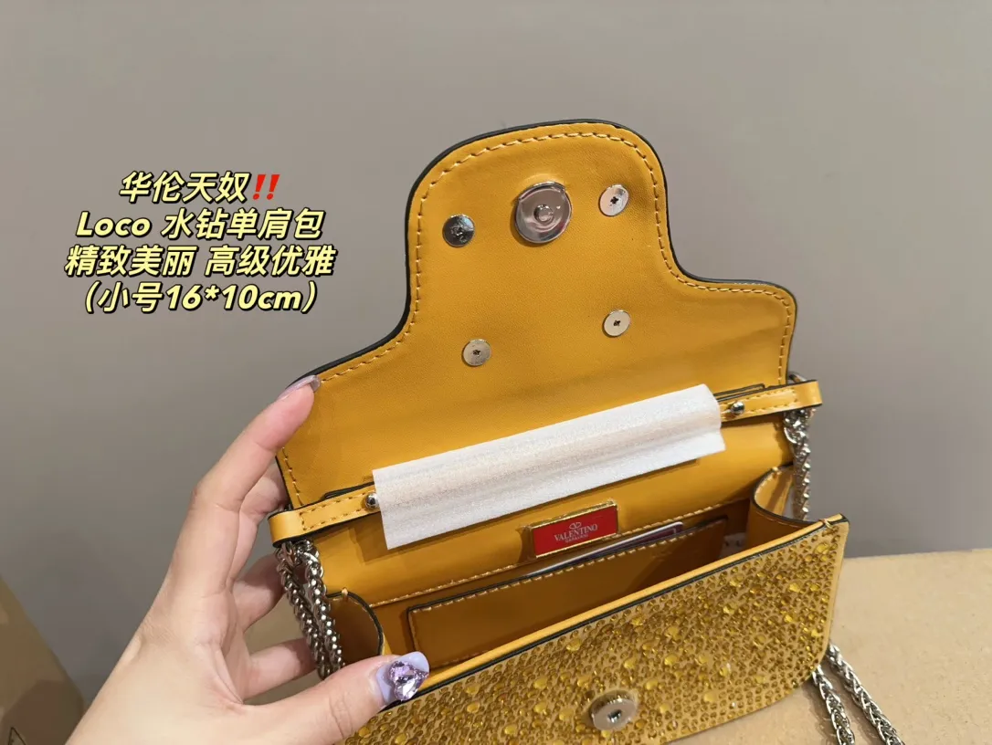 Large P360 with folding box ⚠️Size 23.11 Small P350 with folding box ⚠️Size 16.10 Valentino Loco rhinestone shoulder bag Valentino new autumn and winter sparkling diamond beaded women's bag ~ pink Barbie pink, silver, black, green, 1oco catwalk style! From parties to disco dances and dinners, it can be held in any occasion! The sparkling and lovable fashion queen of the whole audience, queen’s concave styling tool~