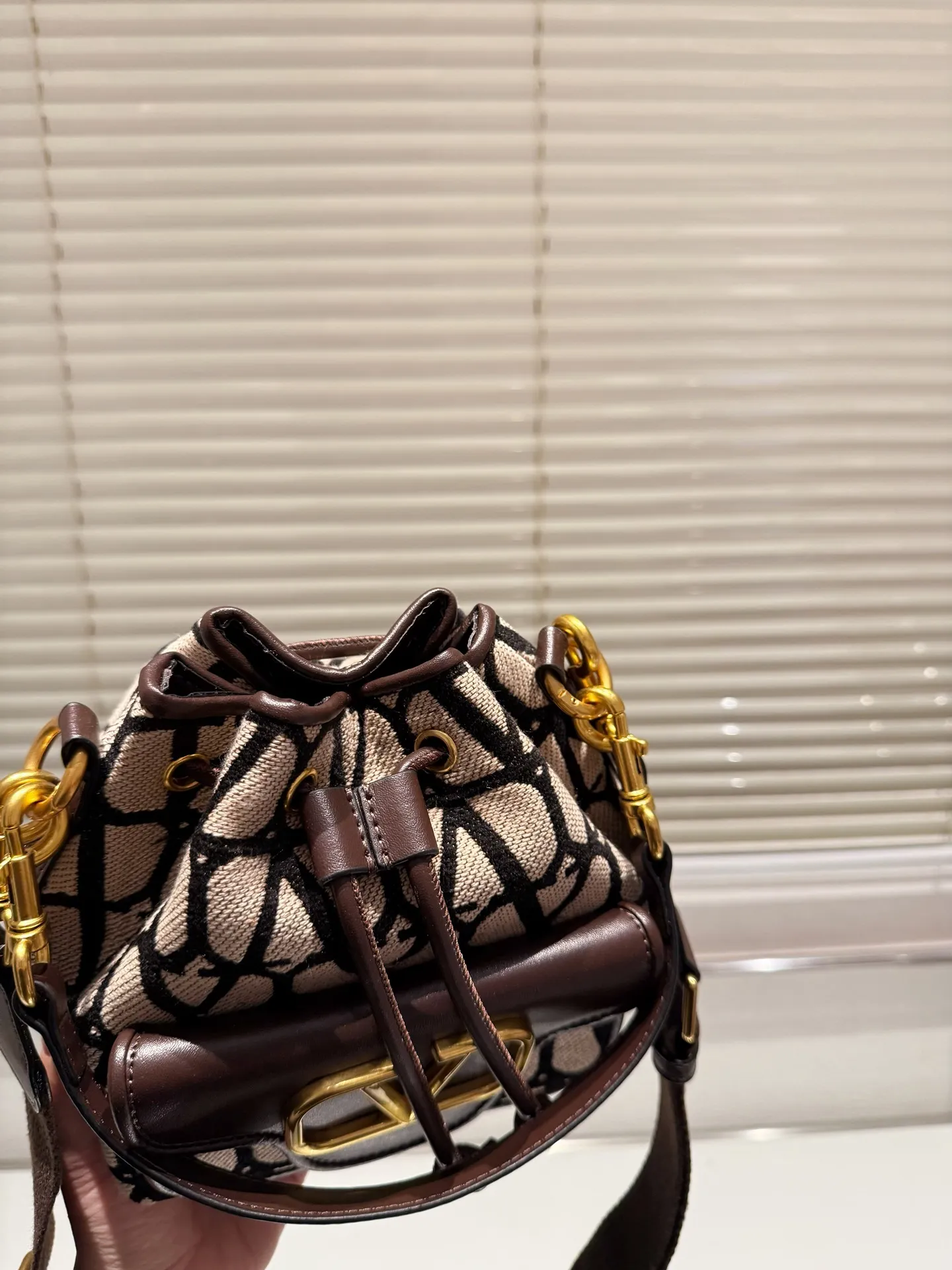 P320 Valentino Loco, a must-have for beautiful fairies, and so beautiful. Hand-held shoulder bag, unlocks fashion charm. Can be salty or sweet. The most beautiful girl on the street. Size 15.19cm. Comes with folding gift box.