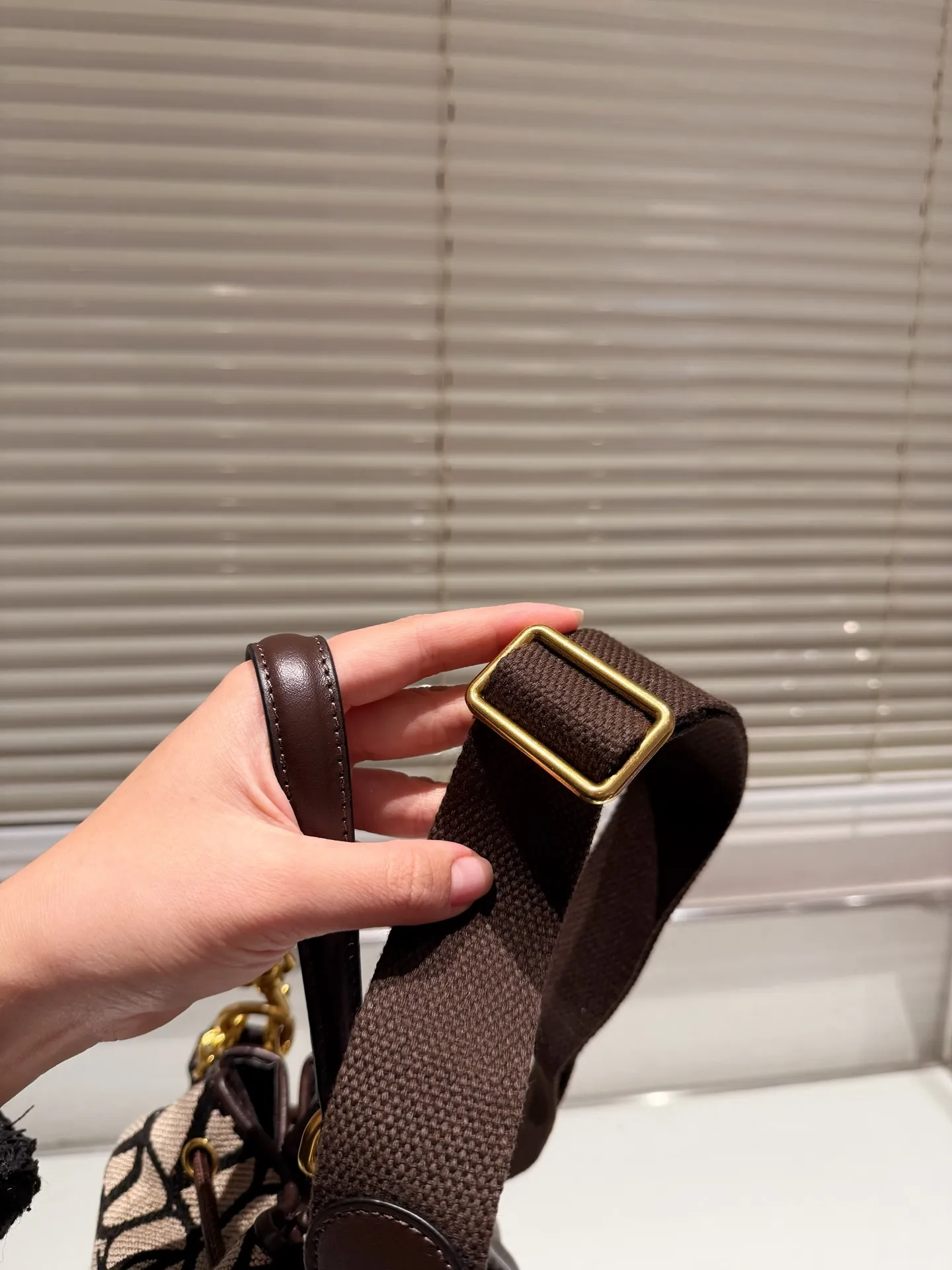 P320 Valentino Loco, a must-have for beautiful fairies, and so beautiful. Hand-held shoulder bag, unlocks fashion charm. Can be salty or sweet. The most beautiful girl on the street. Size 15.19cm. Comes with folding gift box.