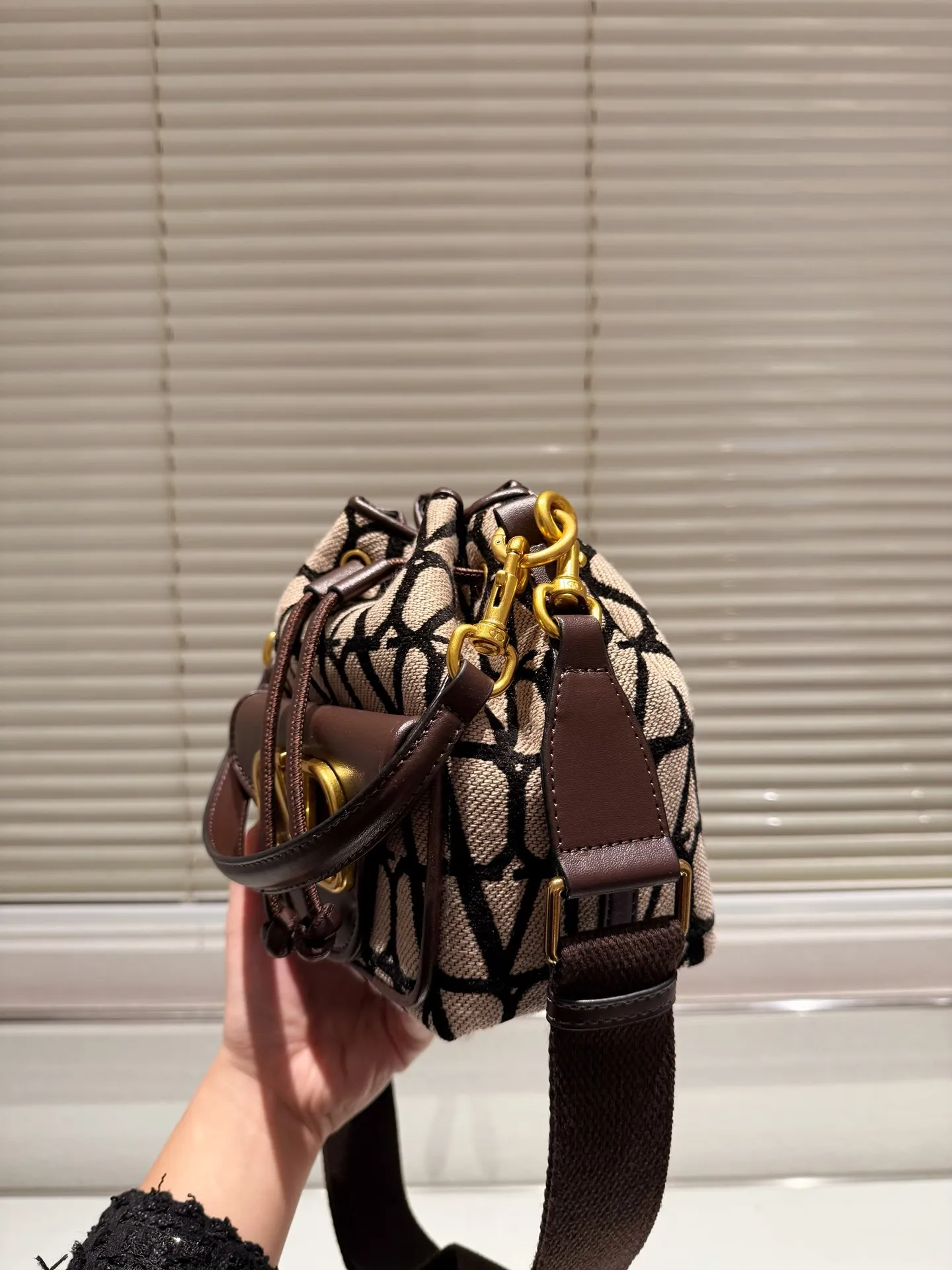 P320 Valentino Loco, a must-have for beautiful fairies, and so beautiful. Hand-held shoulder bag, unlocks fashion charm. Can be salty or sweet. The most beautiful girl on the street. Size 15.19cm. Comes with folding gift box.
