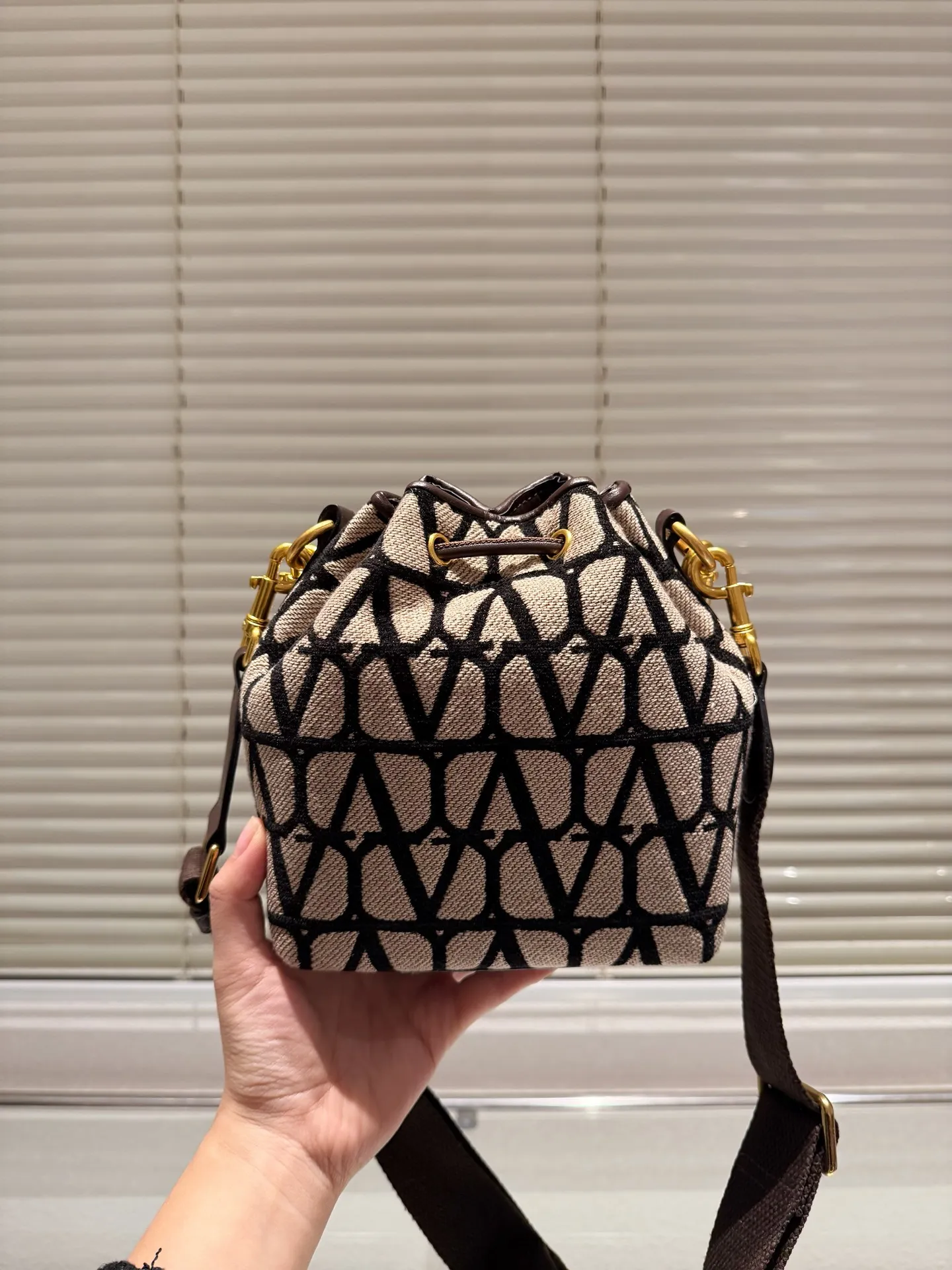P320 Valentino Loco, a must-have for beautiful fairies, and so beautiful. Hand-held shoulder bag, unlocks fashion charm. Can be salty or sweet. The most beautiful girl on the street. Size 15.19cm. Comes with folding gift box.