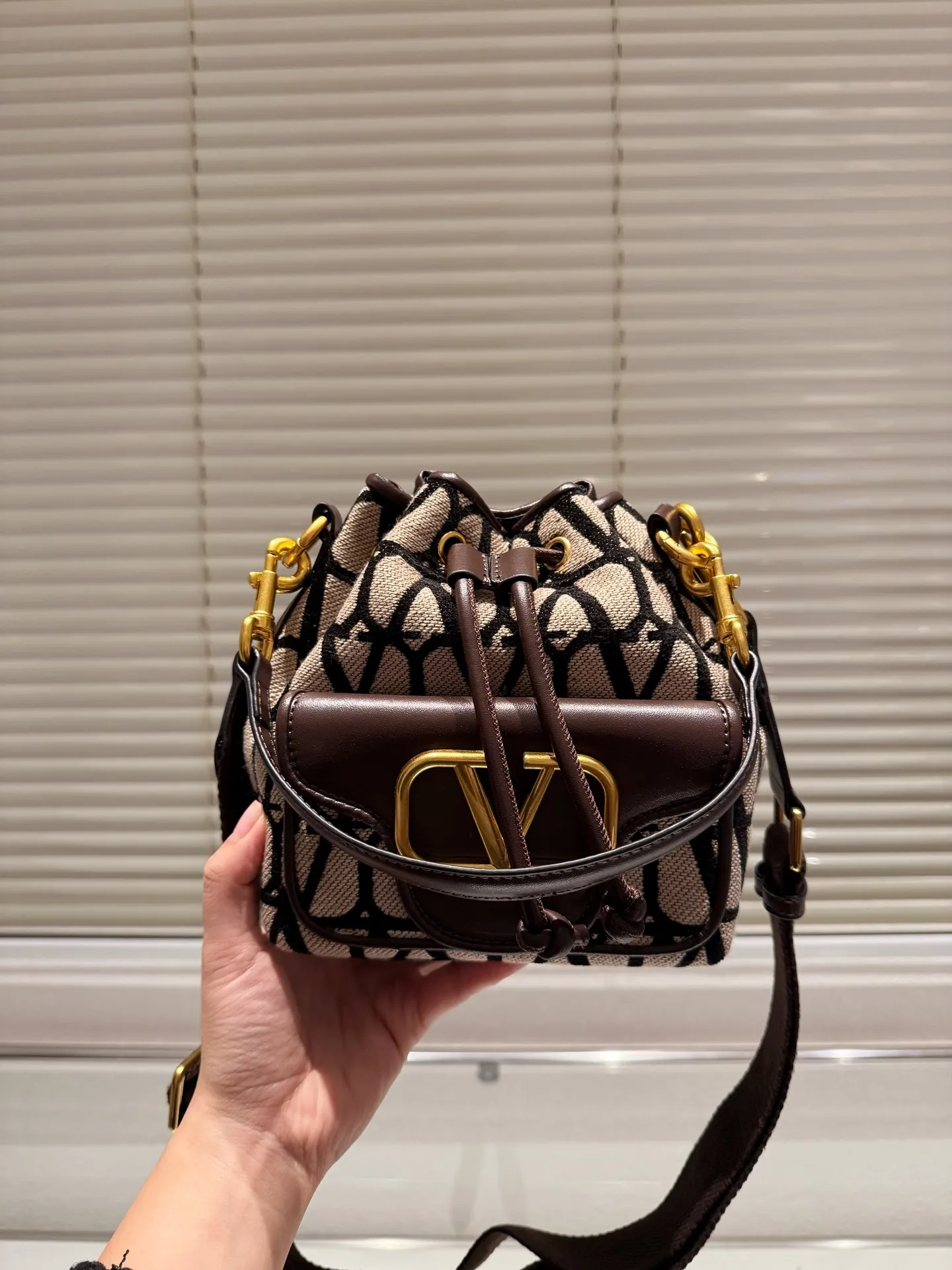 P320 Valentino Loco, a must-have for beautiful fairies, and so beautiful. Hand-held shoulder bag, unlocks fashion charm. Can be salty or sweet. The most beautiful girl on the street. Size 15.19cm. Comes with folding gift box.