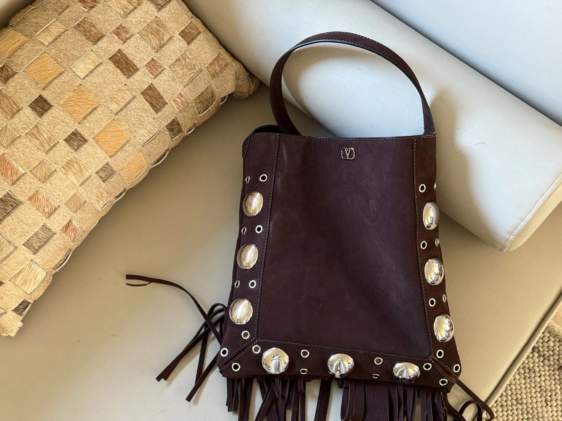 💰480 Comes with box size: 29*30cm Valentino tassel handbag rivet punk is a must-have! Taking to the streets, the charming atmosphere fills my heart<