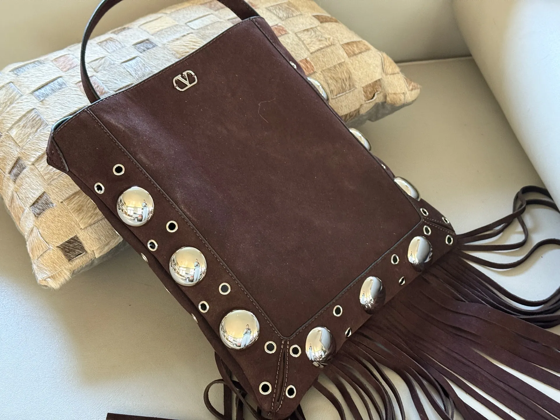 💰480 Comes with box size: 29*30cm Valentino tassel handbag rivet punk is a must-have! Taking to the streets, the charming atmosphere fills my heart<