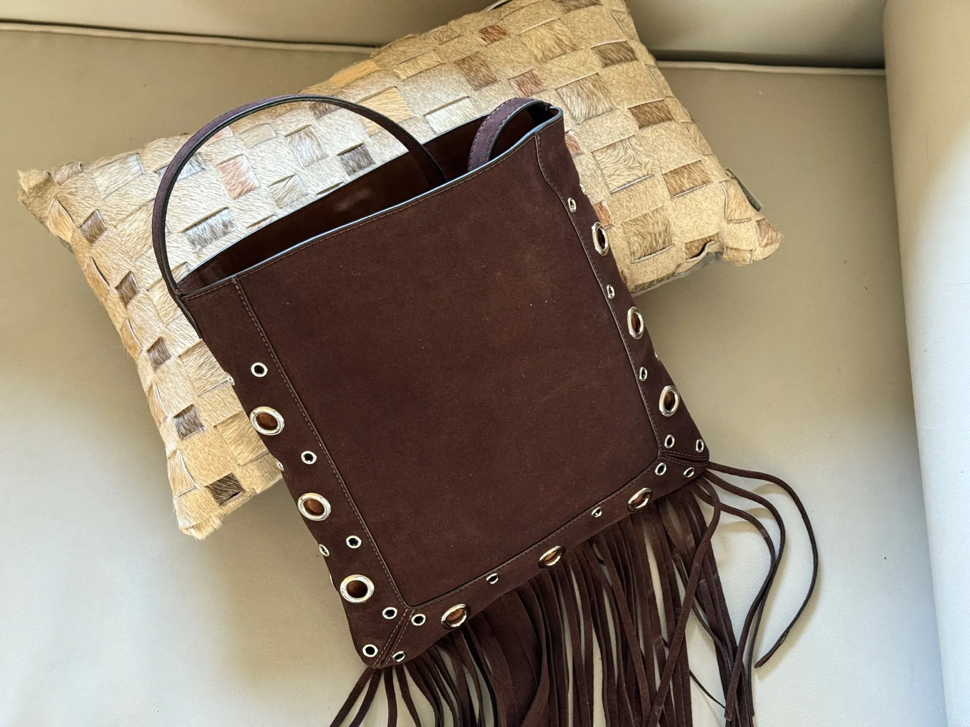 💰480 Comes with box size: 29*30cm Valentino tassel handbag rivet punk is a must-have! Taking to the streets, the charming atmosphere fills my heart<