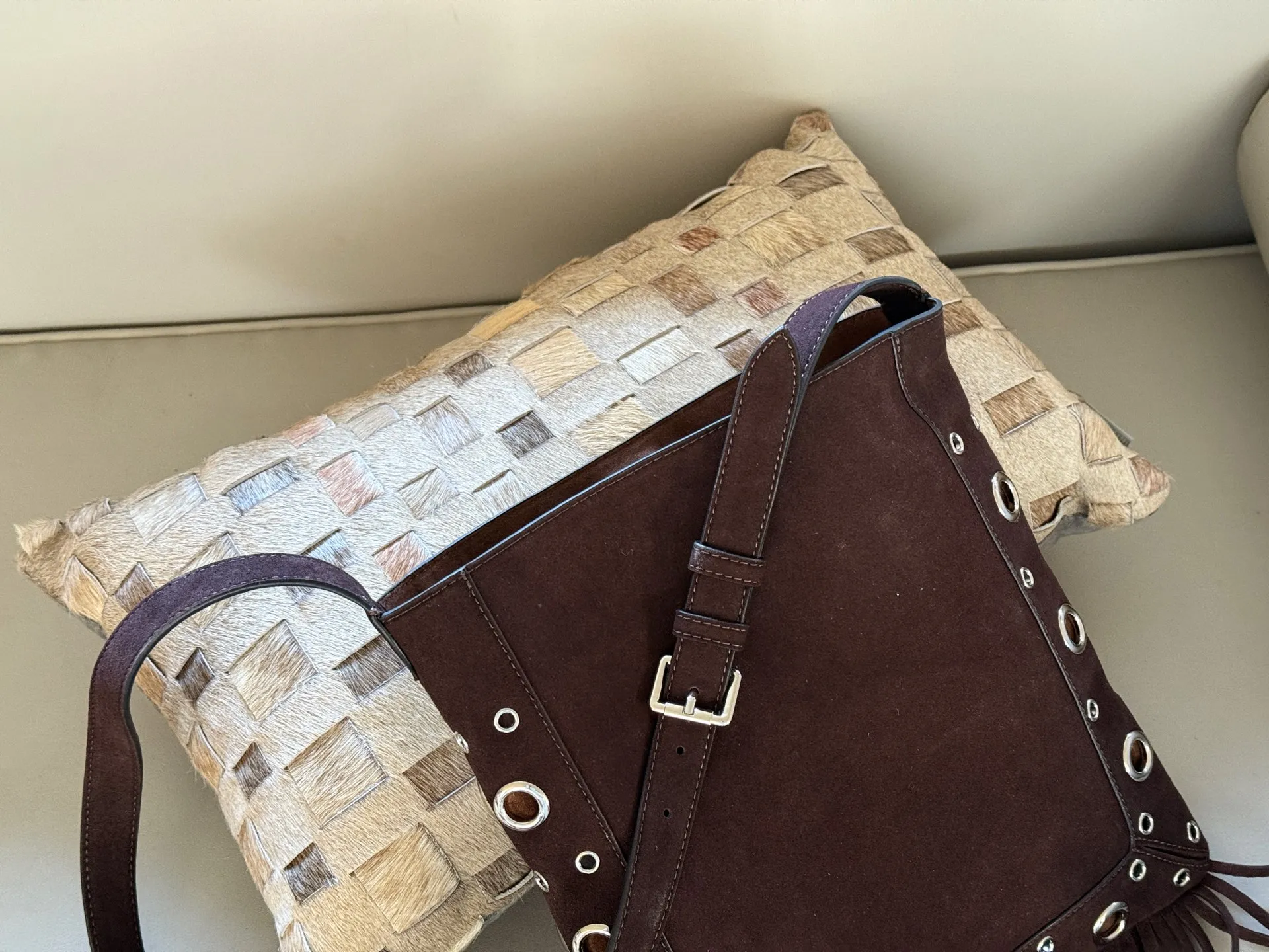 💰480 Comes with box size: 29*30cm Valentino tassel handbag rivet punk is a must-have! Taking to the streets, the charming atmosphere fills my heart<