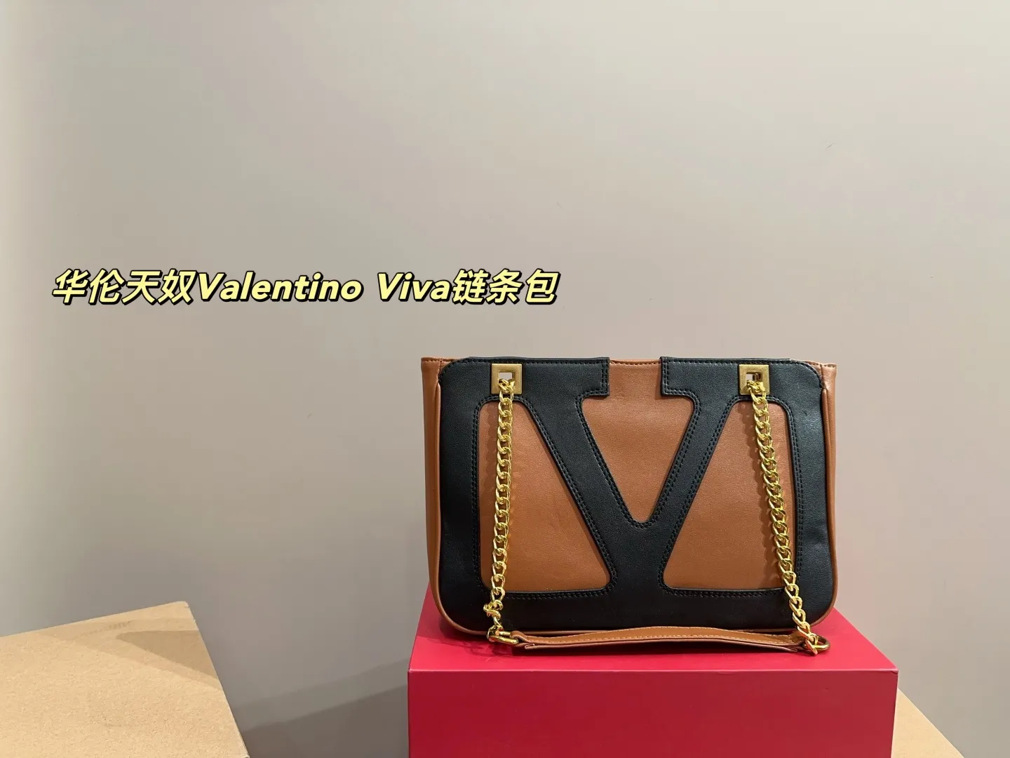 P410 with box⚠️Size 26.19 Valentino Viva chain bag