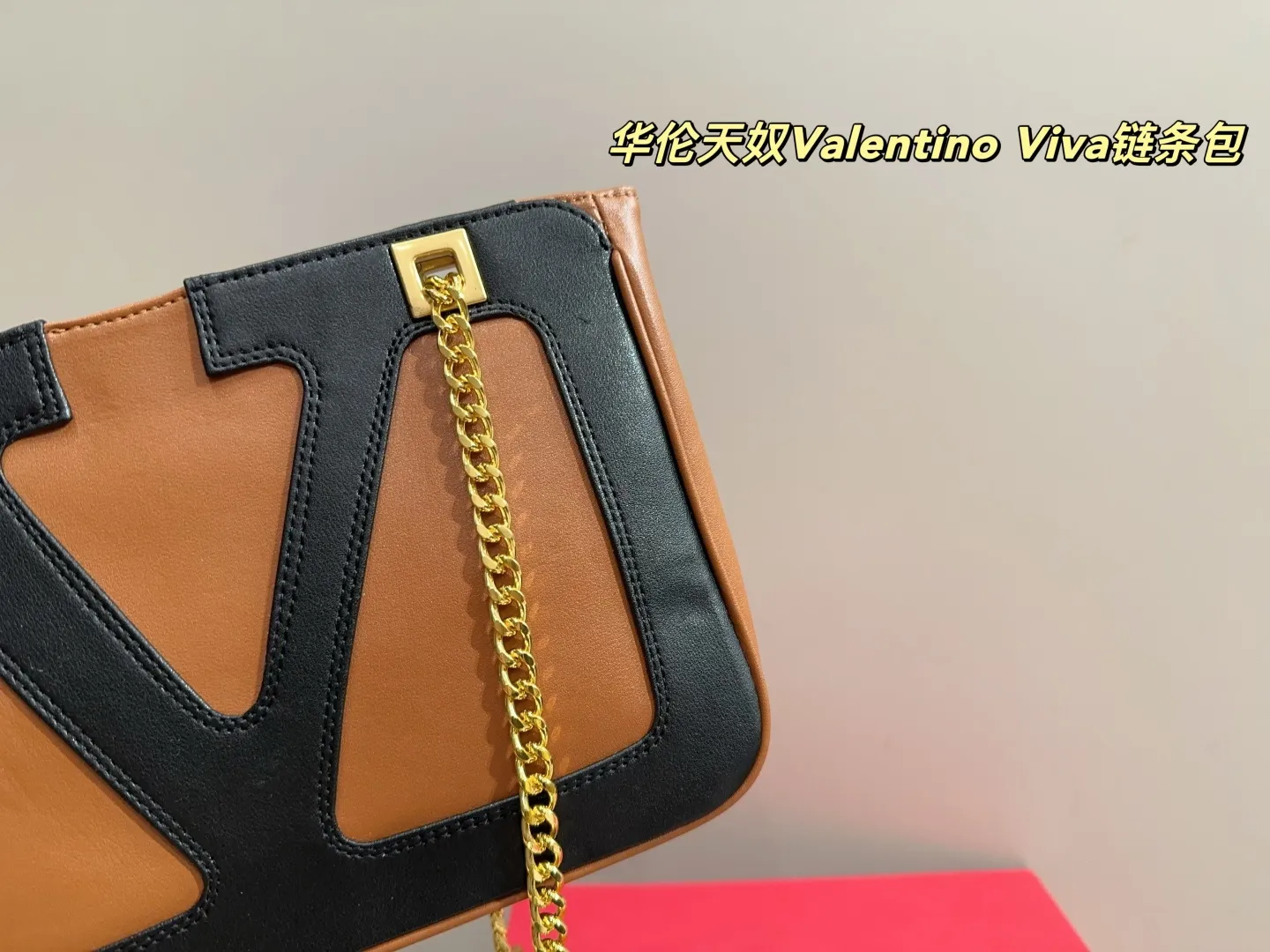 P410 with box⚠️Size 26.19 Valentino Viva chain bag