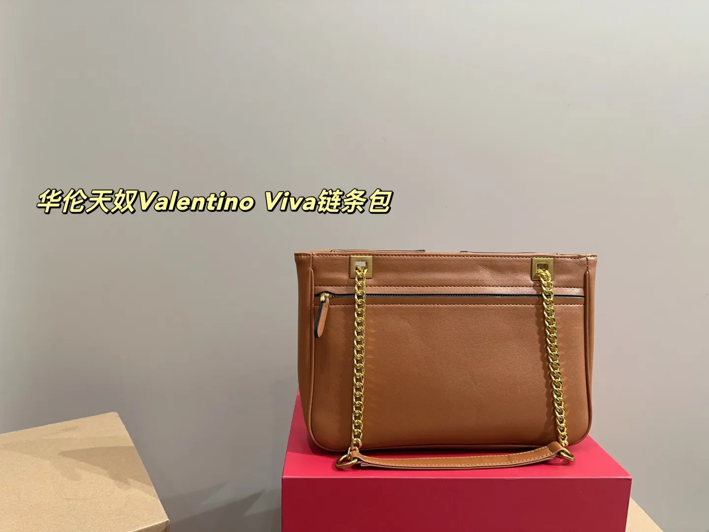 P410 with box⚠️Size 26.19 Valentino Viva chain bag