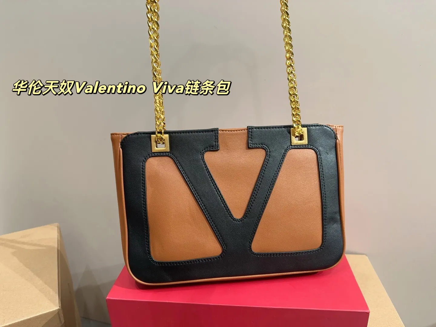 P410 with box⚠️Size 26.19 Valentino Viva chain bag