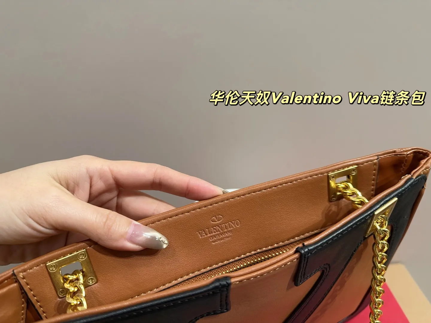 P410 with box⚠️Size 26.19 Valentino Viva chain bag