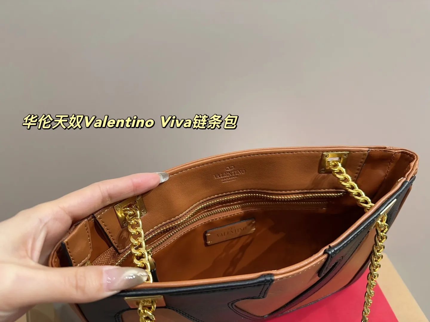 P410 with box⚠️Size 26.19 Valentino Viva chain bag