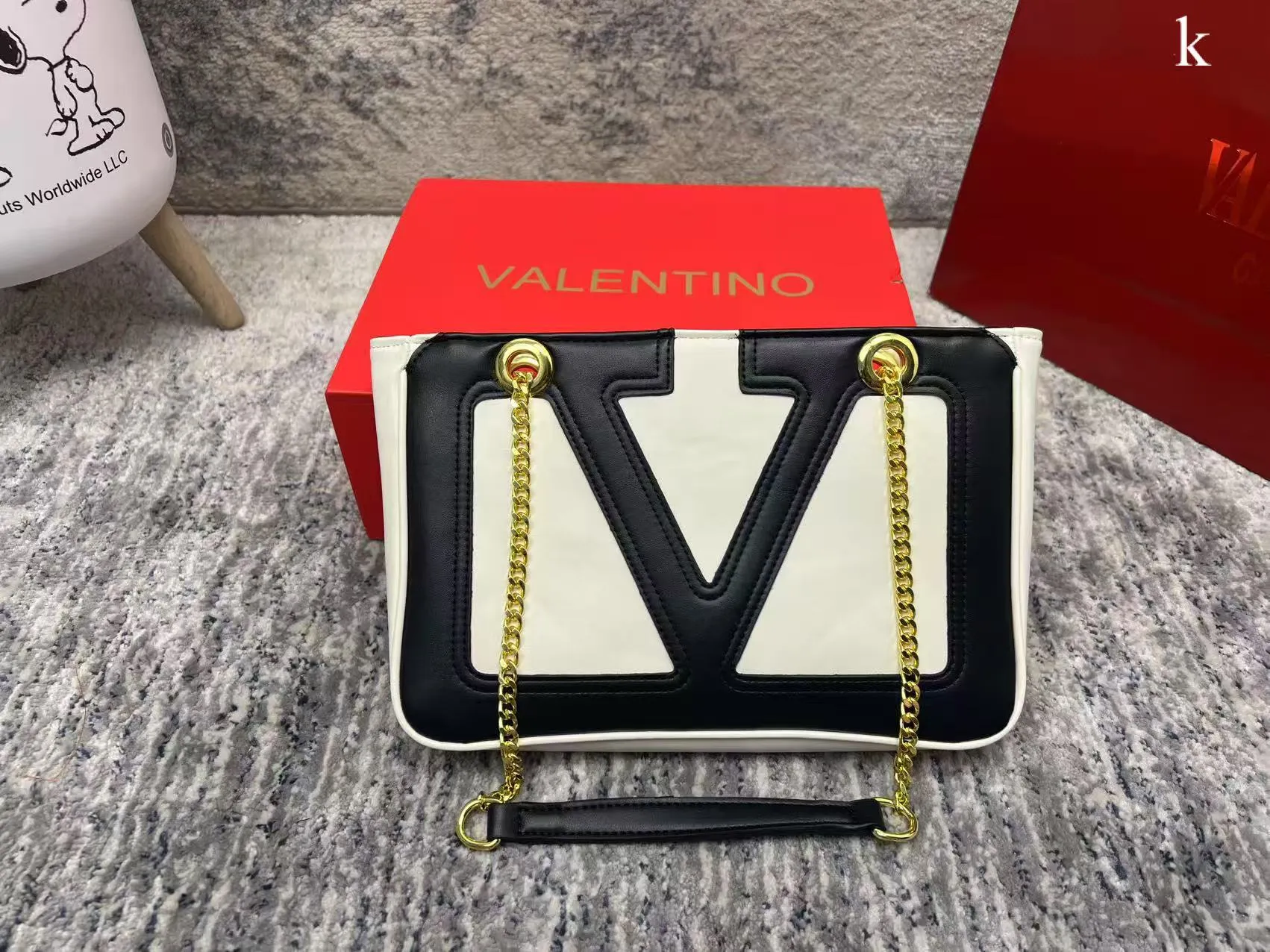 p260 Valentino Valentino ⚠️ Comes with box ⚠️ Size 28*18 VivaSuperstar meets your various needs. Its capacity is amazing. It looks flat, but it can hold a laptop. It breaks the shape of the traditional tote bag. It is made of soft lambskin, delicate and soft, and the bag body is light.
