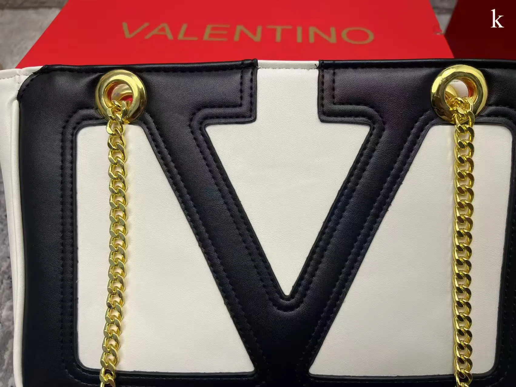 p260 Valentino Valentino ⚠️ Comes with box ⚠️ Size 28*18 VivaSuperstar meets your various needs. Its capacity is amazing. It looks flat, but it can hold a laptop. It breaks the shape of the traditional tote bag. It is made of soft lambskin, delicate and soft, and the bag body is light.