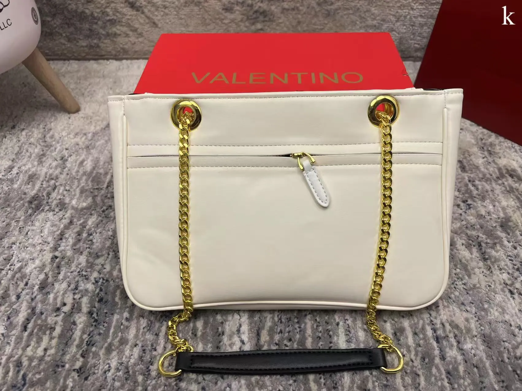 p260 Valentino Valentino ⚠️ Comes with box ⚠️ Size 28*18 VivaSuperstar meets your various needs. Its capacity is amazing. It looks flat, but it can hold a laptop. It breaks the shape of the traditional tote bag. It is made of soft lambskin, delicate and soft, and the bag body is light.