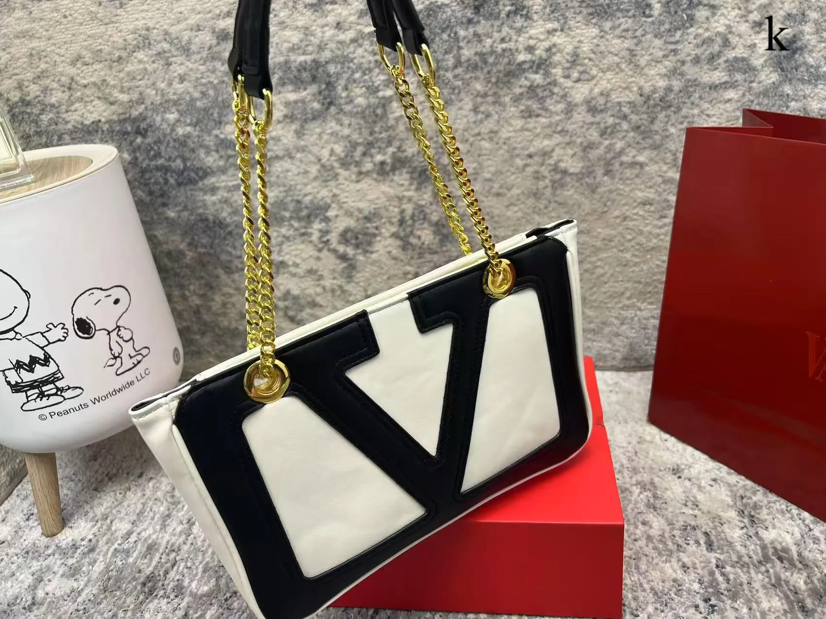 p260 Valentino Valentino ⚠️ Comes with box ⚠️ Size 28*18 VivaSuperstar meets your various needs. Its capacity is amazing. It looks flat, but it can hold a laptop. It breaks the shape of the traditional tote bag. It is made of soft lambskin, delicate and soft, and the bag body is light.