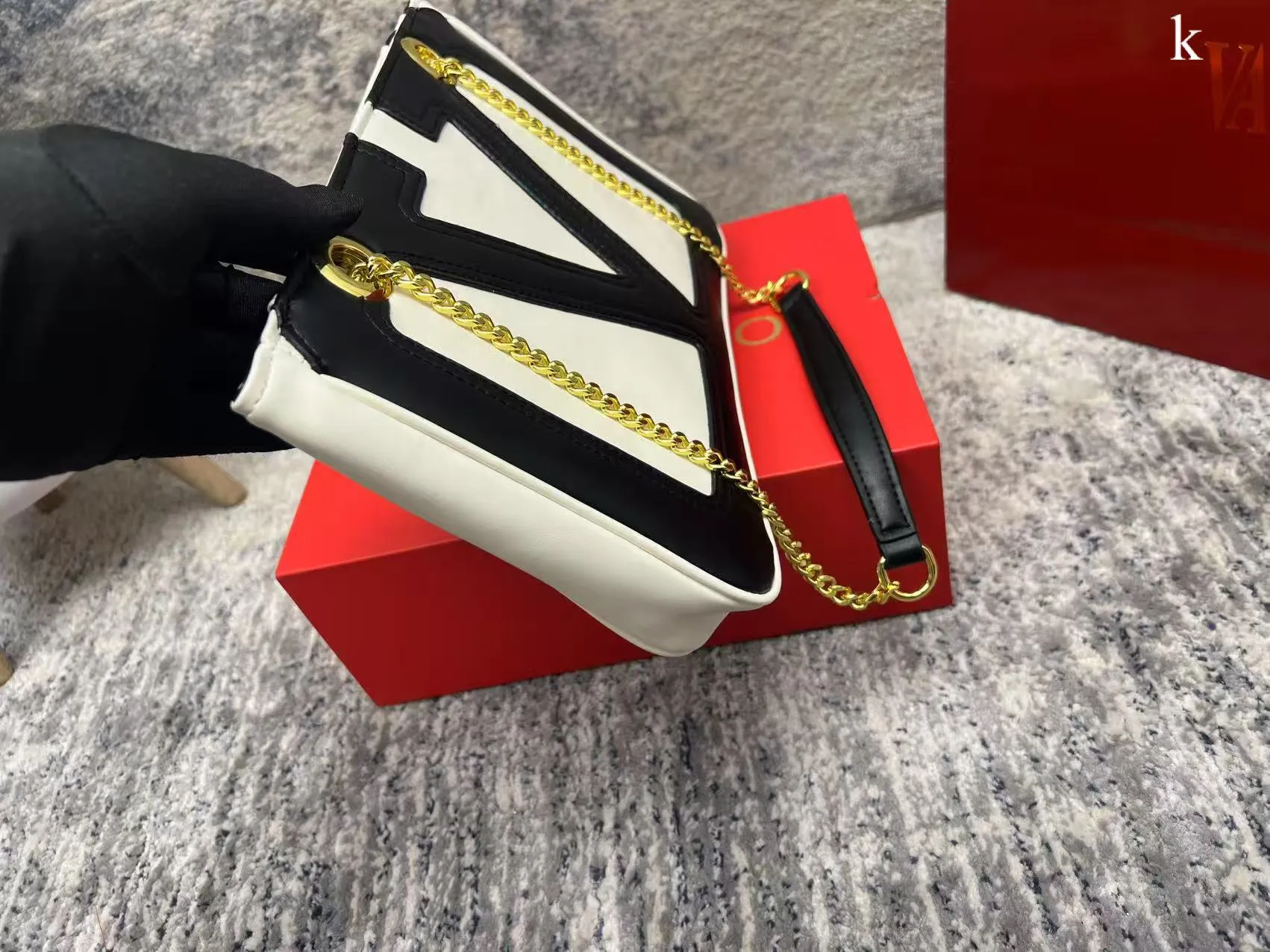 p260 Valentino Valentino ⚠️ Comes with box ⚠️ Size 28*18 VivaSuperstar meets your various needs. Its capacity is amazing. It looks flat, but it can hold a laptop. It breaks the shape of the traditional tote bag. It is made of soft lambskin, delicate and soft, and the bag body is light.