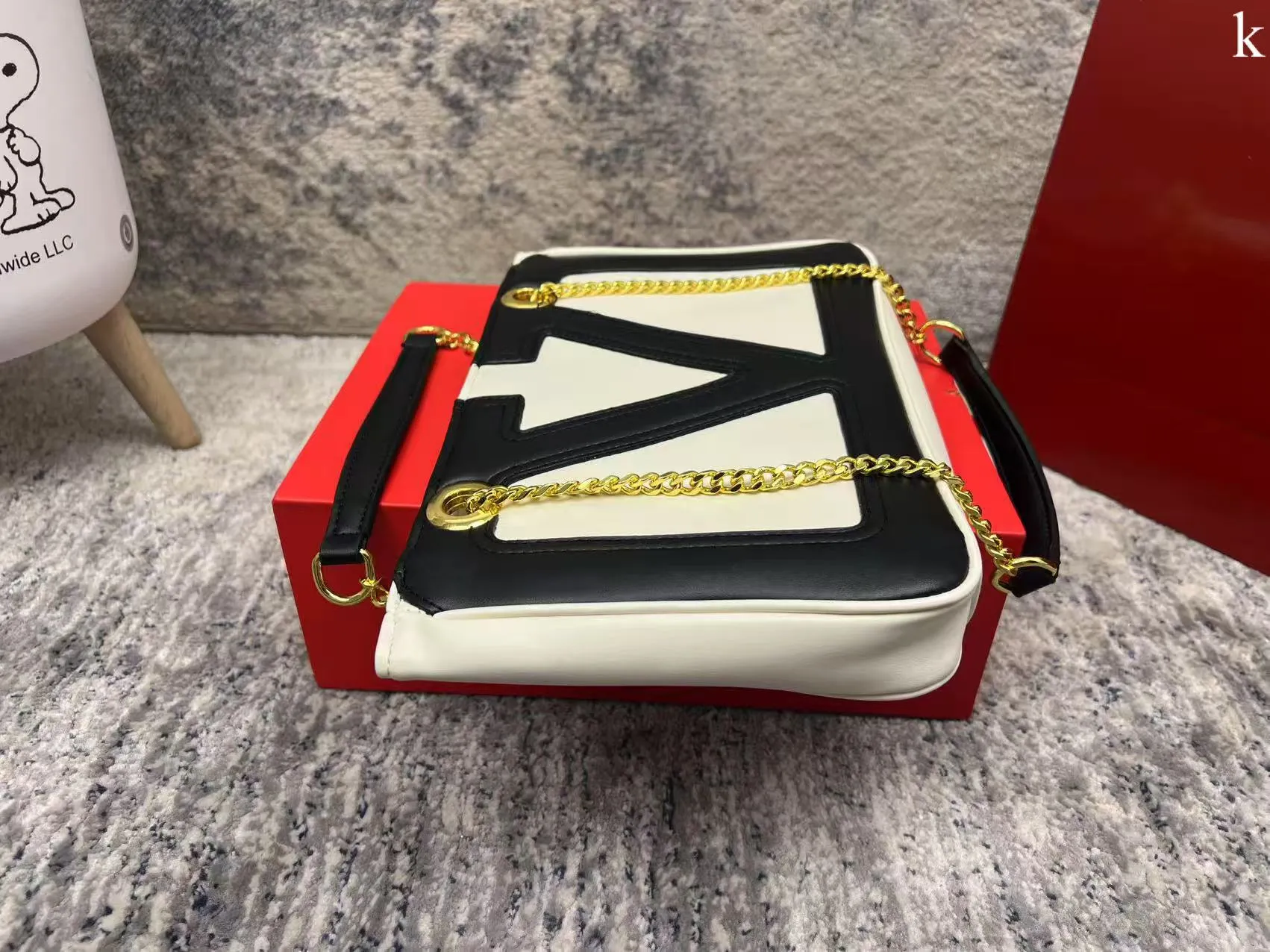 p260 Valentino Valentino ⚠️ Comes with box ⚠️ Size 28*18 VivaSuperstar meets your various needs. Its capacity is amazing. It looks flat, but it can hold a laptop. It breaks the shape of the traditional tote bag. It is made of soft lambskin, delicate and soft, and the bag body is light.