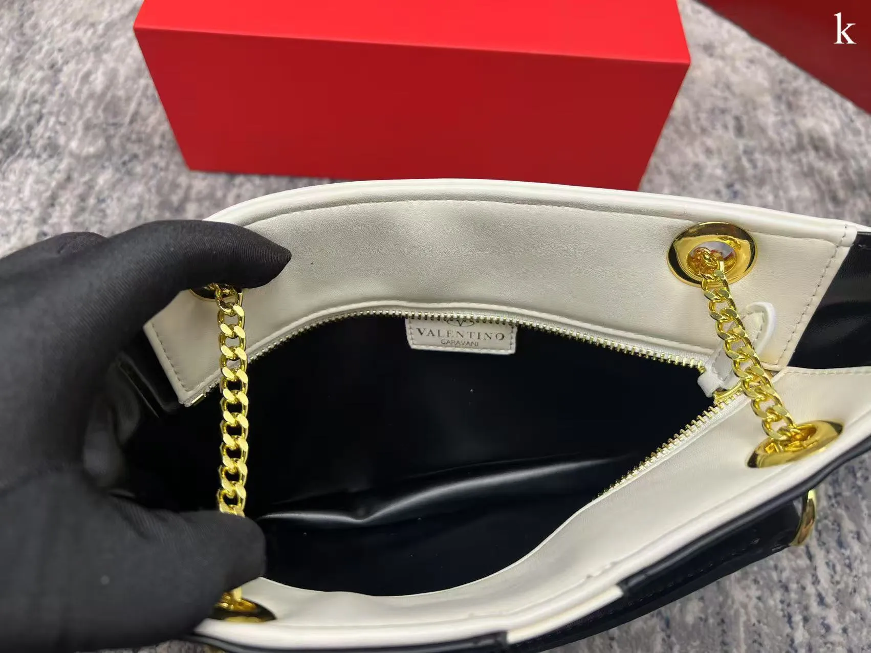 p260 Valentino Valentino ⚠️ Comes with box ⚠️ Size 28*18 VivaSuperstar meets your various needs. Its capacity is amazing. It looks flat, but it can hold a laptop. It breaks the shape of the traditional tote bag. It is made of soft lambskin, delicate and soft, and the bag body is light.
