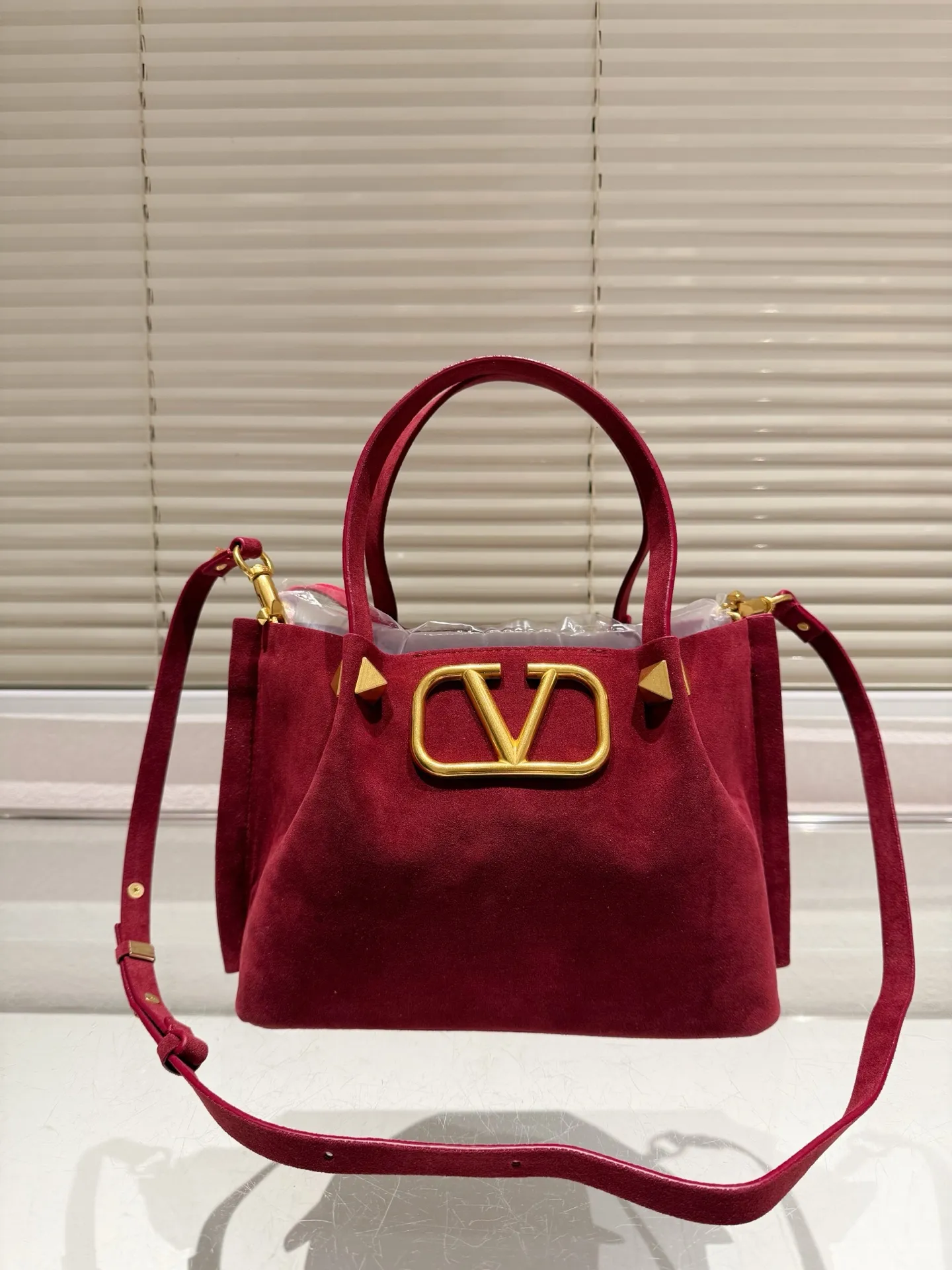 P380⚠️Suede size 25.16 Valentino handbag can be worn cross-body. It has a retro feel. It is high-end yet elegant. It has a great sense of atmosphere. It can be worn for commuting, leisure and dating.