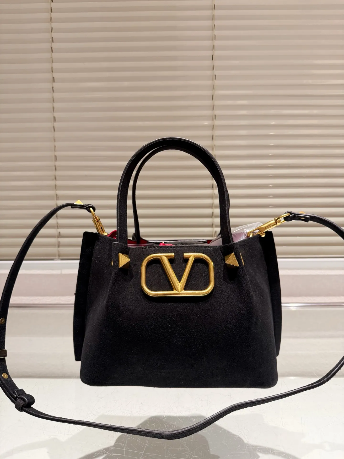 P380⚠️Suede size 25.16 Valentino handbag can be worn cross-body. It has a retro feel. It is high-end yet elegant. It has a great sense of atmosphere. It can be worn for commuting, leisure and dating.