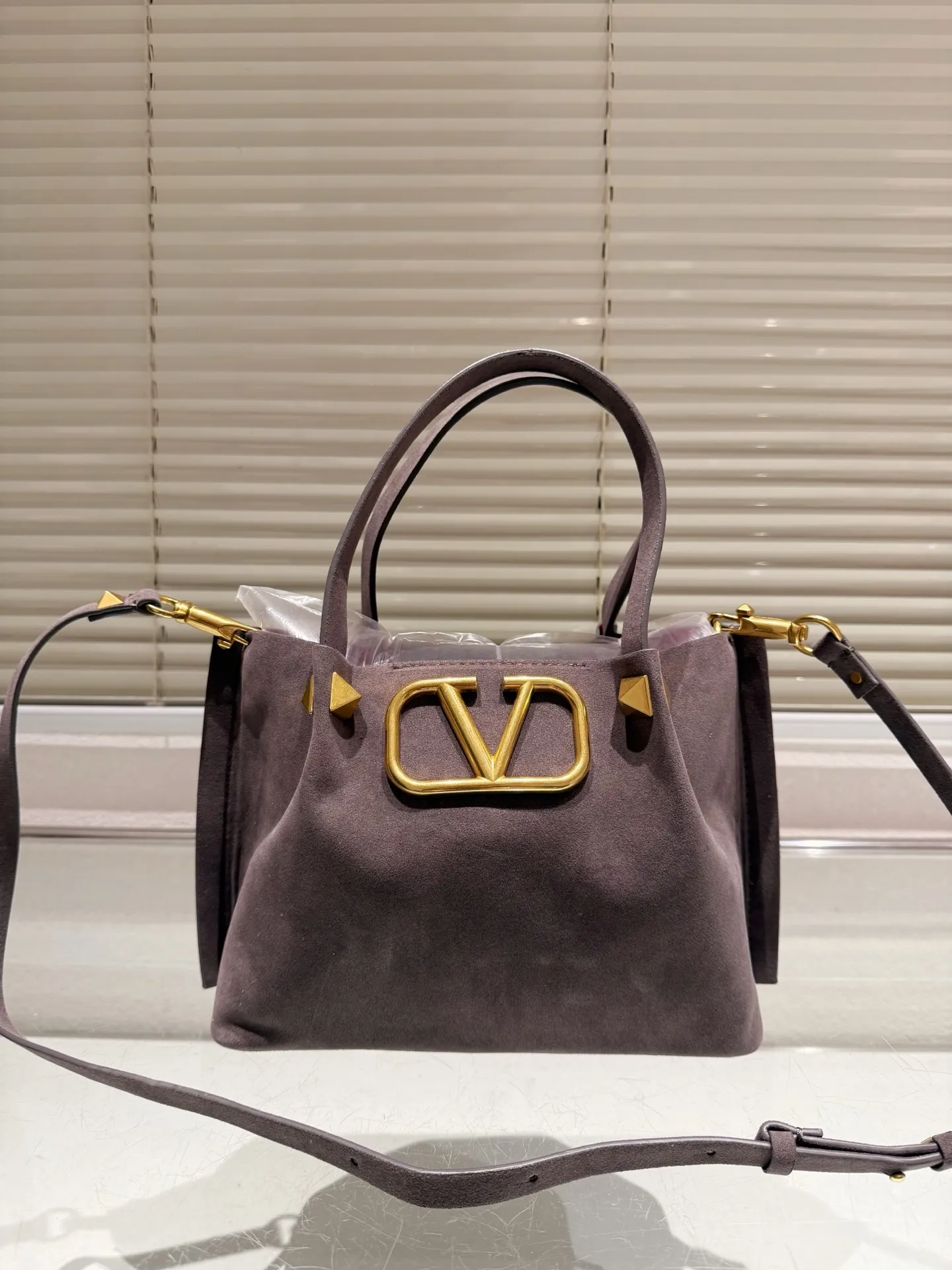 P380⚠️Suede size 25.16 Valentino handbag can be worn cross-body. It has a retro feel. It is high-end yet elegant. It has a great sense of atmosphere. It can be worn for commuting, leisure and dating.
