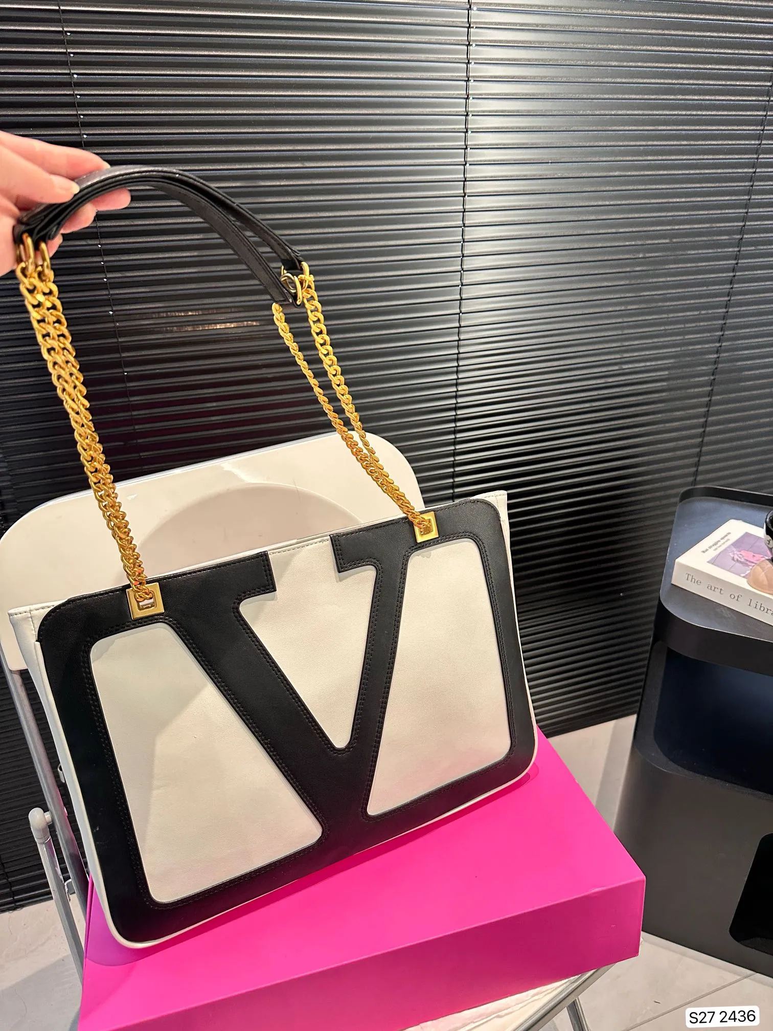 P370 comes with a folding box. Stars interpret the Valentino Viva Superstar bag. The eye-catching V Logo makes it highly recognizable. The outline of the bag is square and orderly. The color matching and sliding chain add to the retro texture. Hello Michele #Valentino2025 Early Spring Series Size: 37 26 Item No. 2436