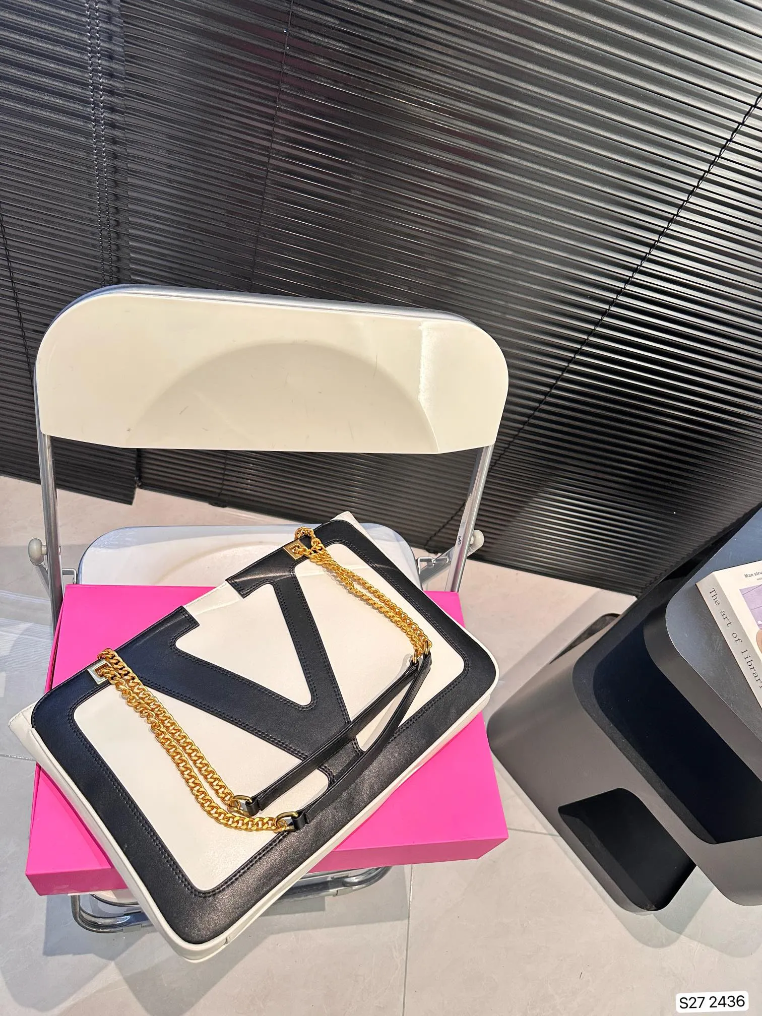 P370 comes with a folding box. Stars interpret the Valentino Viva Superstar bag. The eye-catching V Logo makes it highly recognizable. The outline of the bag is square and orderly. The color matching and sliding chain add to the retro texture. Hello Michele #Valentino2025 Early Spring Series Size: 37 26 Item No. 2436