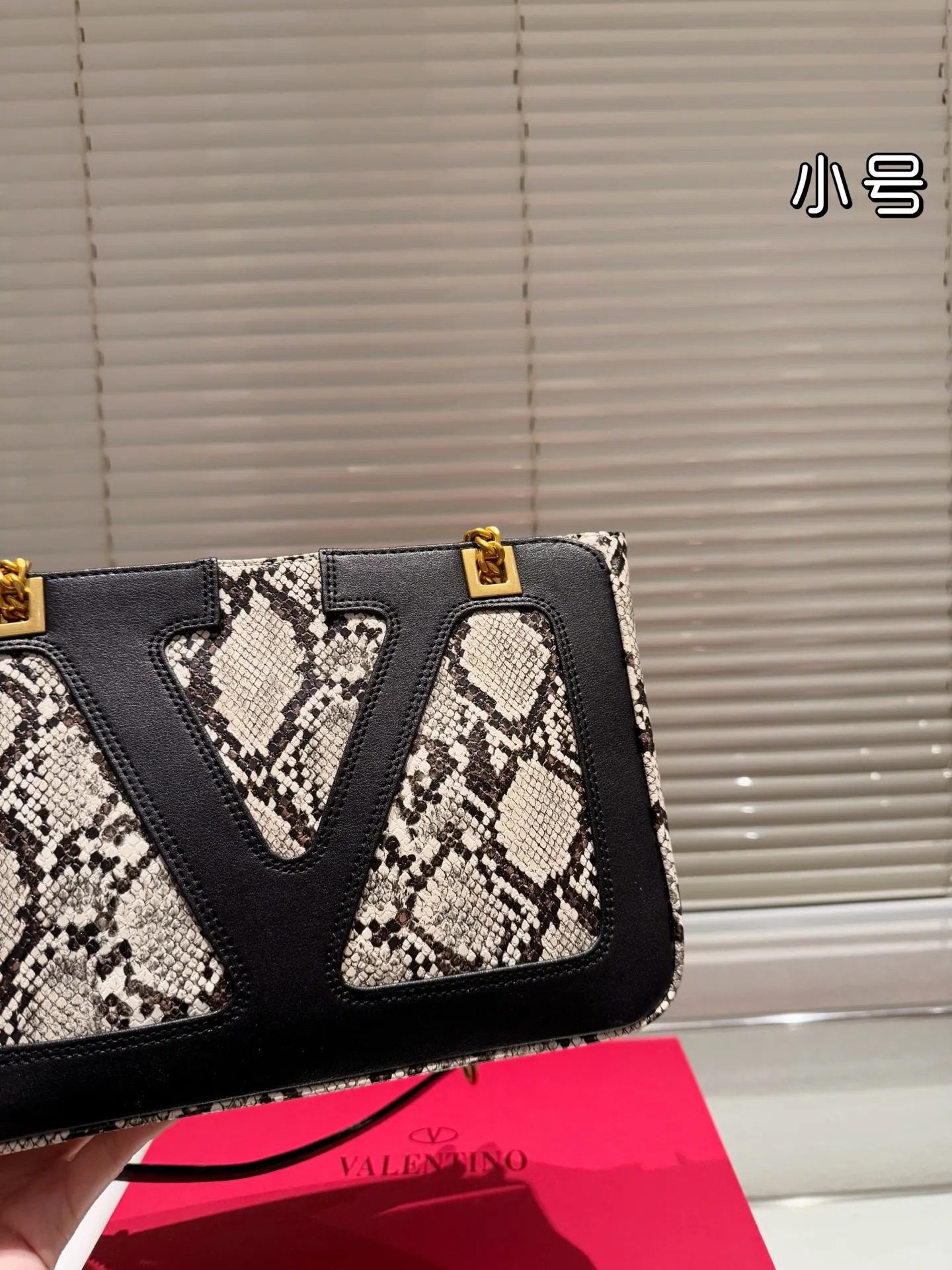P370 Comes with gift box 🎁 Valentino VALENTINO Women’s Tote Bag Valentino Letter Bag Letter bag from Valentino. The new season has just arrived. Size 28.19