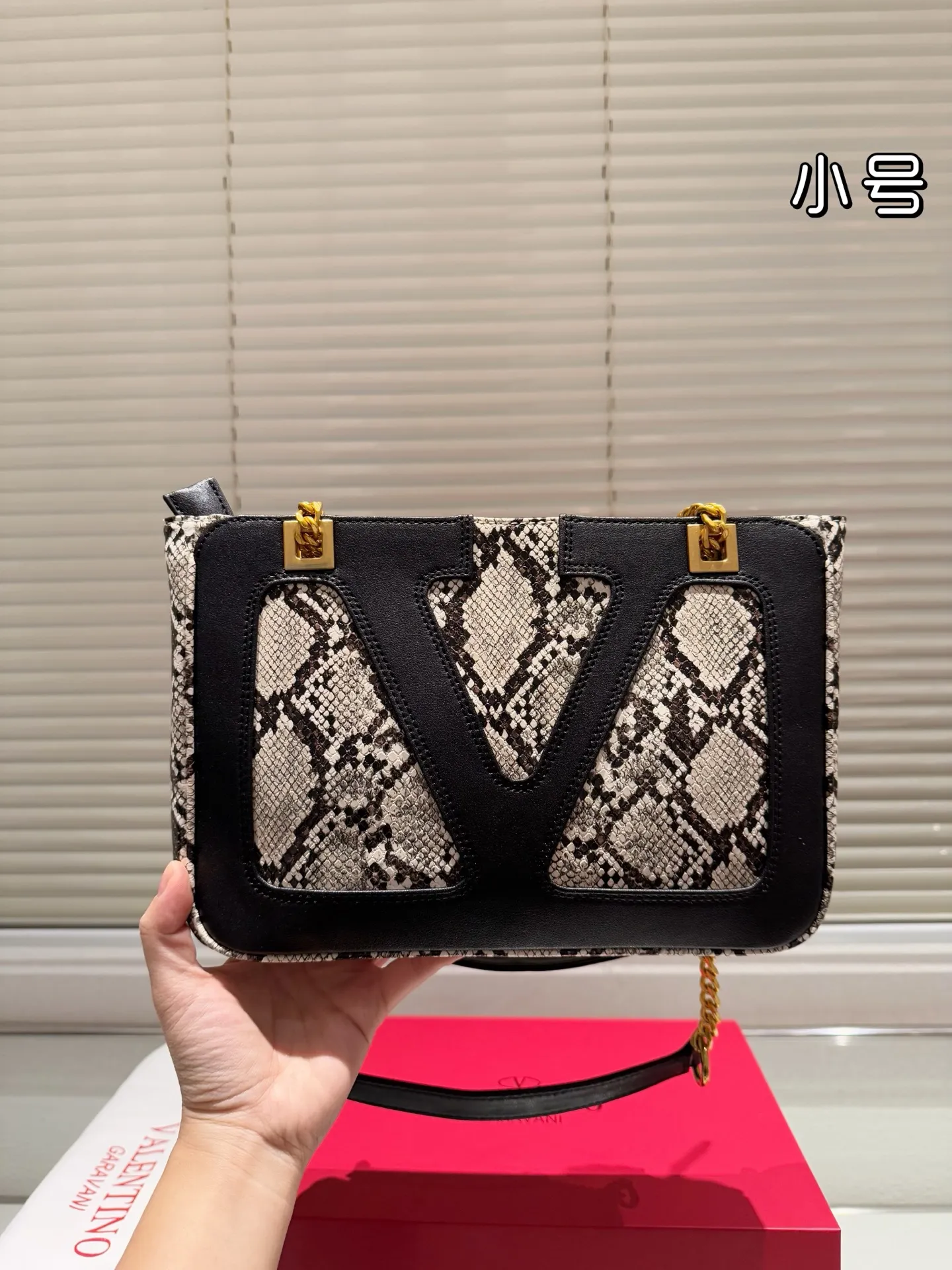P370 Comes with gift box 🎁 Valentino VALENTINO Women’s Tote Bag Valentino Letter Bag Letter bag from Valentino. The new season has just arrived. Size 28.19