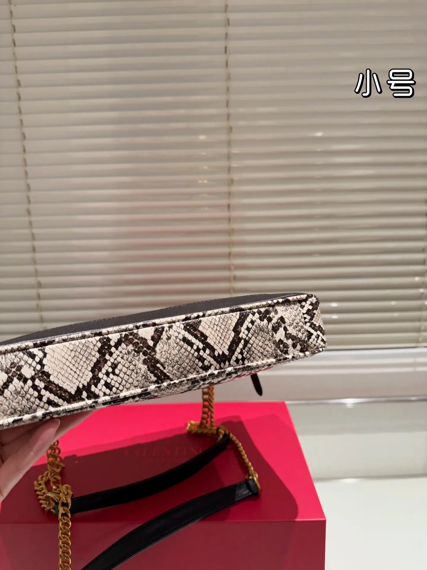 P370 Comes with gift box 🎁 Valentino VALENTINO Women’s Tote Bag Valentino Letter Bag Letter bag from Valentino. The new season has just arrived. Size 28.19