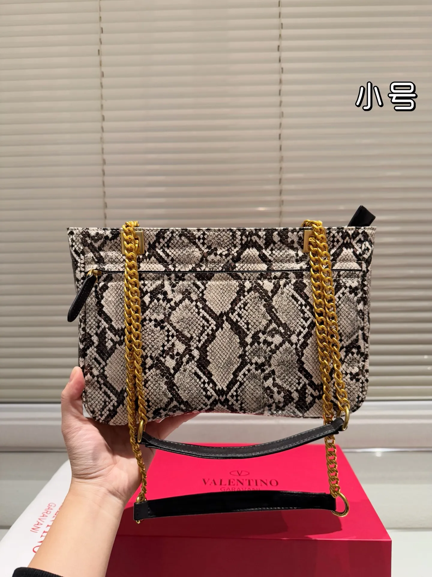 P370 Comes with gift box 🎁 Valentino VALENTINO Women’s Tote Bag Valentino Letter Bag Letter bag from Valentino. The new season has just arrived. Size 28.19