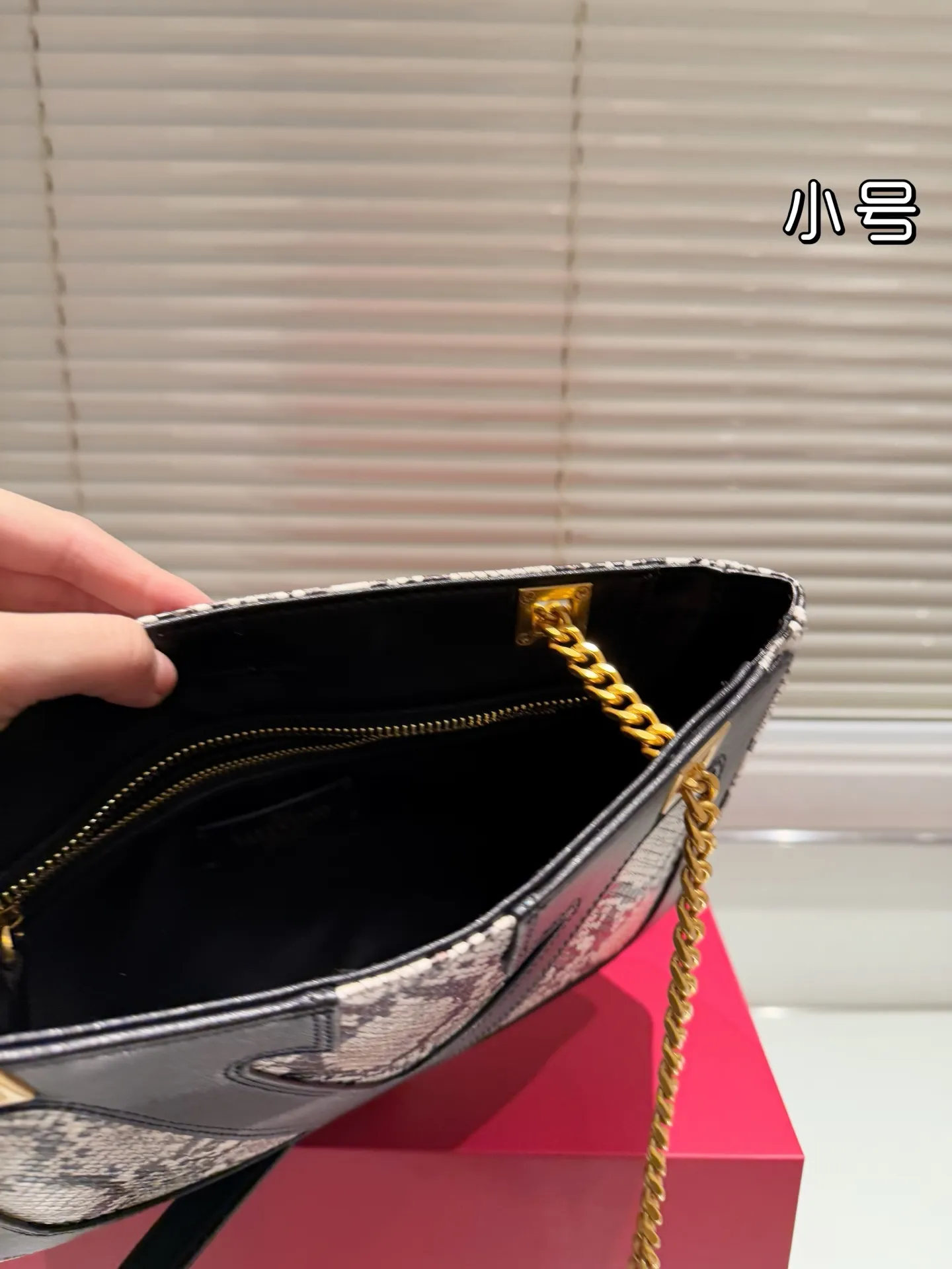 P370 Comes with gift box 🎁 Valentino VALENTINO Women’s Tote Bag Valentino Letter Bag Letter bag from Valentino. The new season has just arrived. Size 28.19