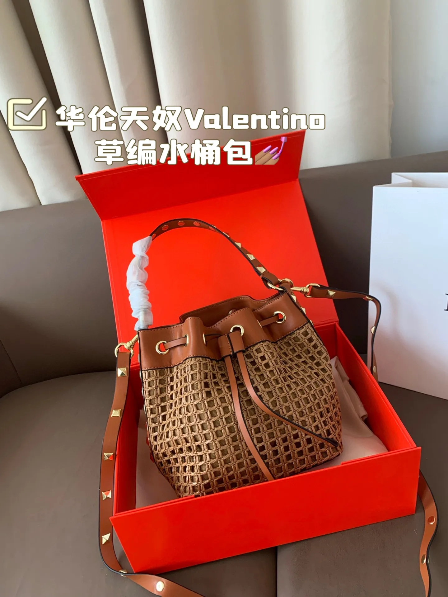 P330 Folding Box Valentino Straw Bucket Bag, especially the little bucket, cute yet cool, cool yet spicy, suitable for daily life and vacation, Italian famous leather, full copper hardware, full of texture, it really touched my little heart, size 18*20