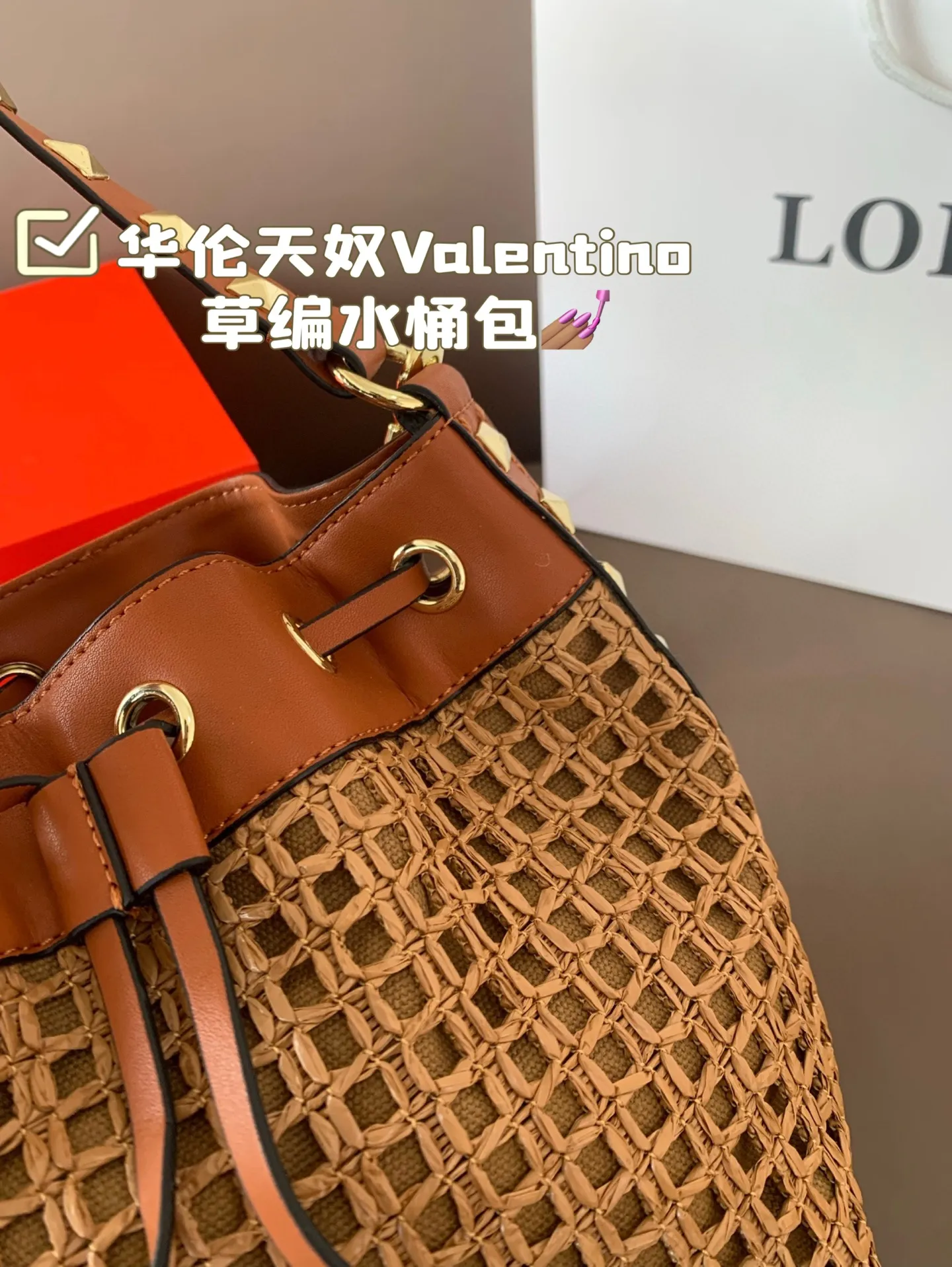 P330 Folding Box Valentino Straw Bucket Bag, especially the little bucket, cute yet cool, cool yet spicy, suitable for daily life and vacation, Italian famous leather, full copper hardware, full of texture, it really touched my little heart, size 18*20