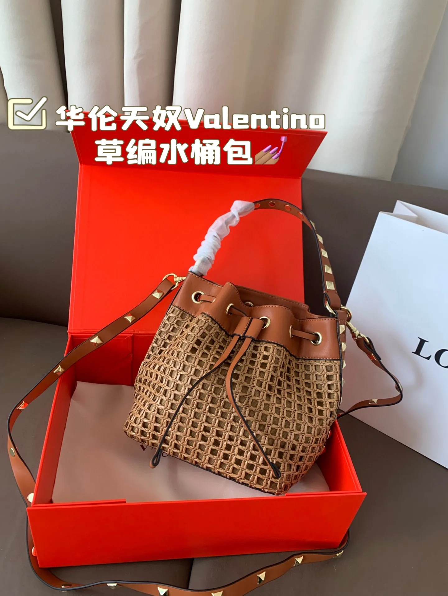 P330 Folding Box Valentino Straw Bucket Bag, especially the little bucket, cute yet cool, cool yet spicy, suitable for daily life and vacation, Italian famous leather, full copper hardware, full of texture, it really touched my little heart, size 18*20