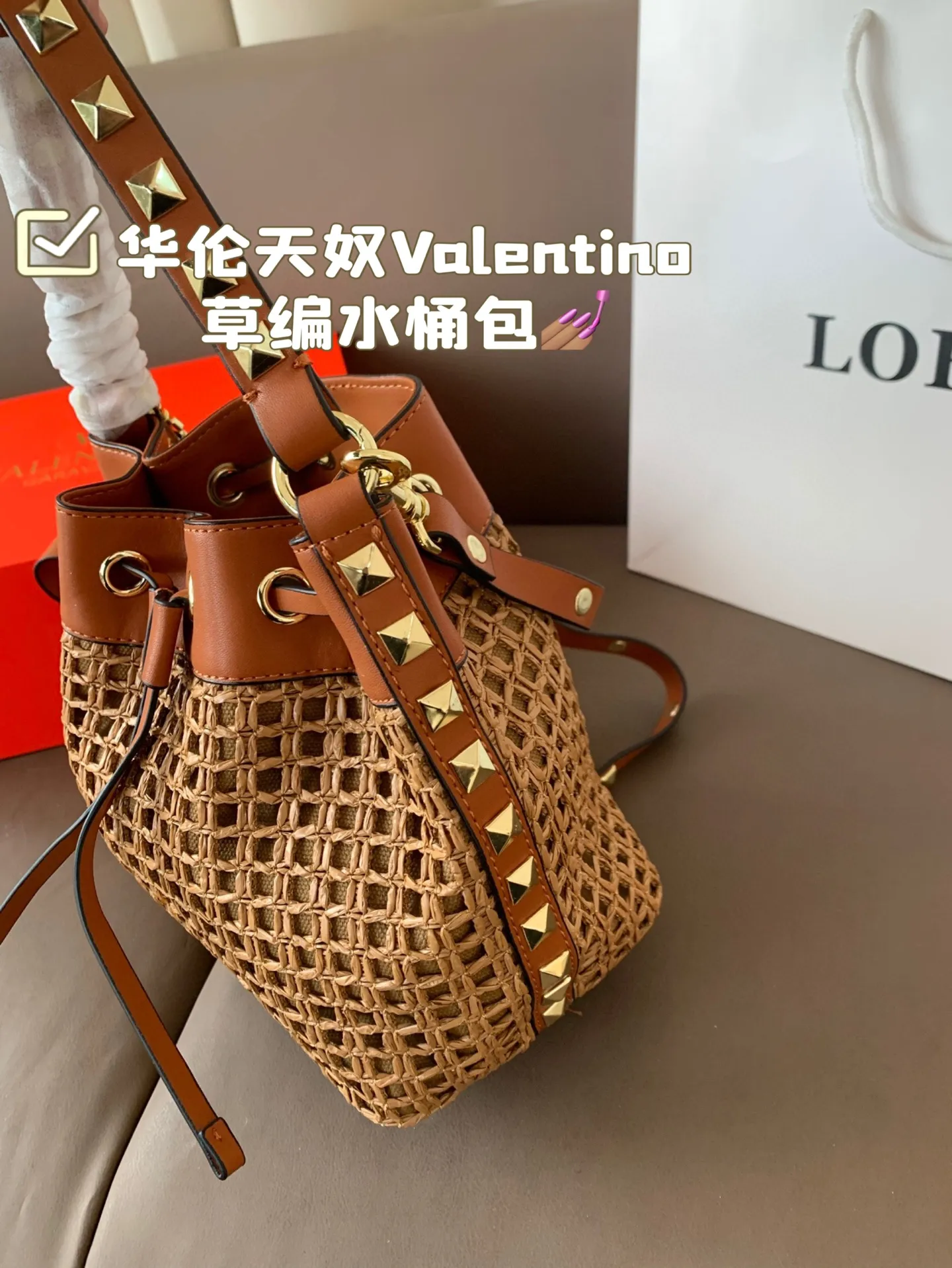P330 Folding Box Valentino Straw Bucket Bag, especially the little bucket, cute yet cool, cool yet spicy, suitable for daily life and vacation, Italian famous leather, full copper hardware, full of texture, it really touched my little heart, size 18*20