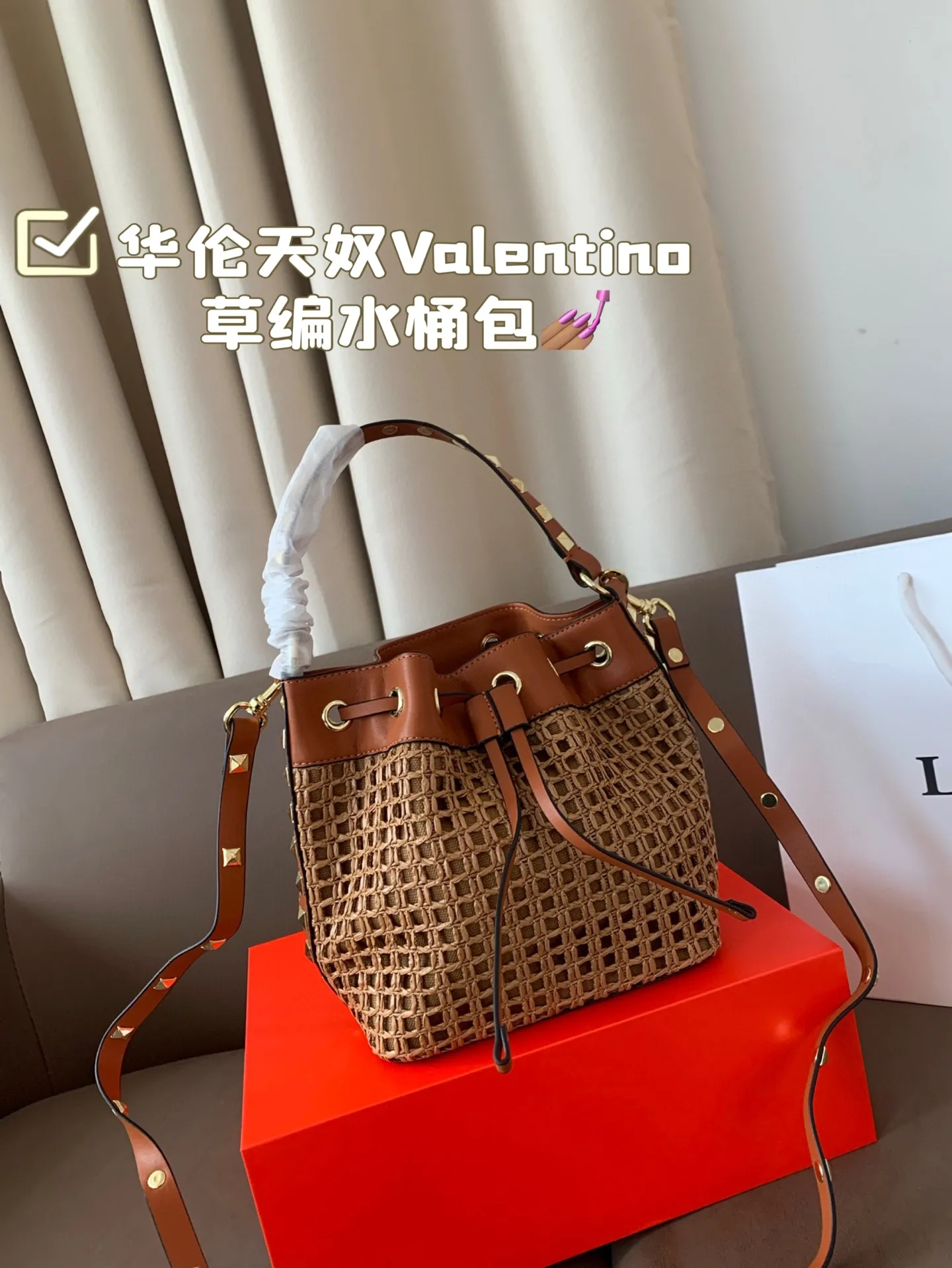 P330 Folding Box Valentino Straw Bucket Bag, especially the little bucket, cute yet cool, cool yet spicy, suitable for daily life and vacation, Italian famous leather, full copper hardware, full of texture, it really touched my little heart, size 18*20
