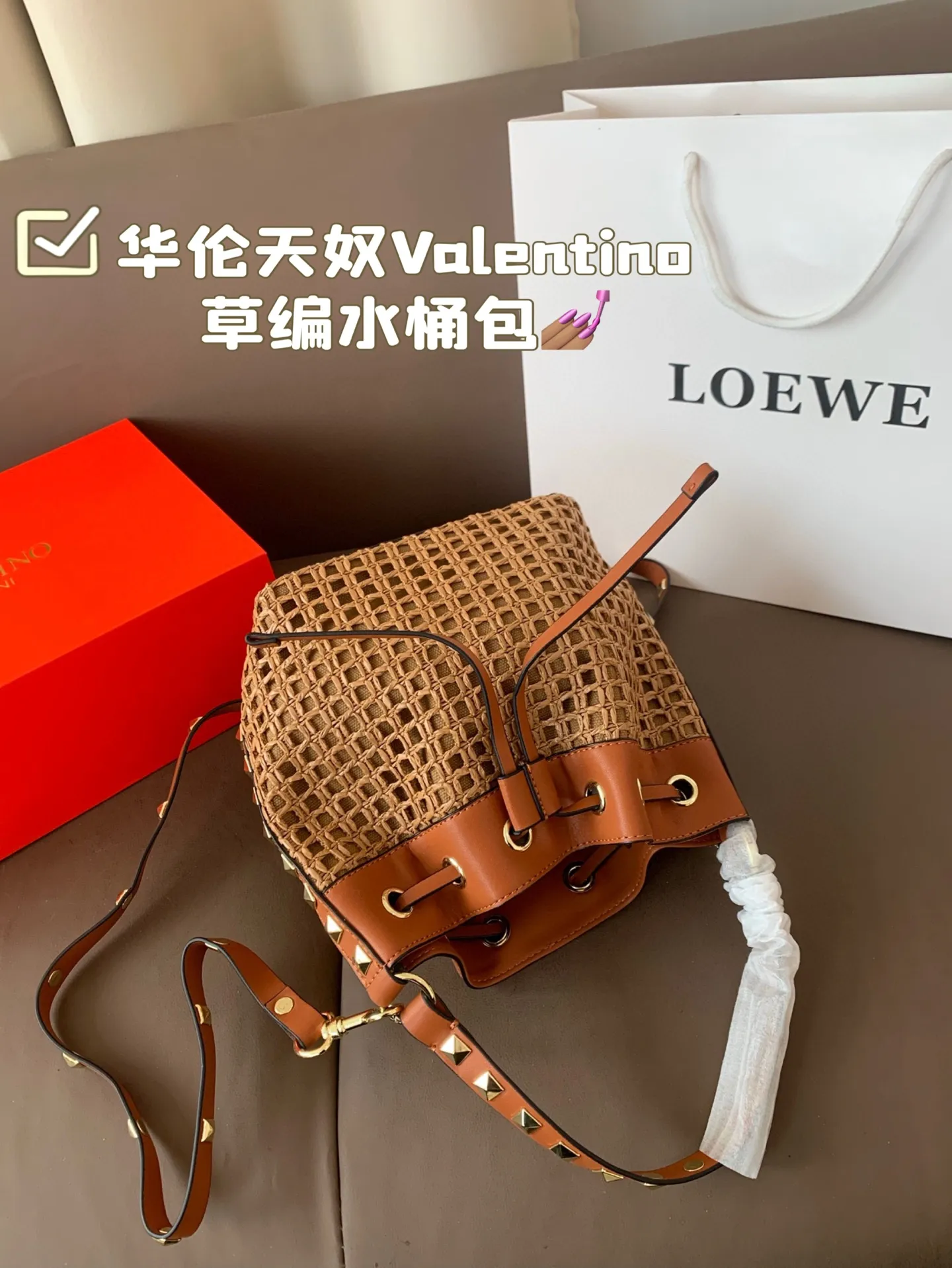 P330 Folding Box Valentino Straw Bucket Bag, especially the little bucket, cute yet cool, cool yet spicy, suitable for daily life and vacation, Italian famous leather, full copper hardware, full of texture, it really touched my little heart, size 18*20