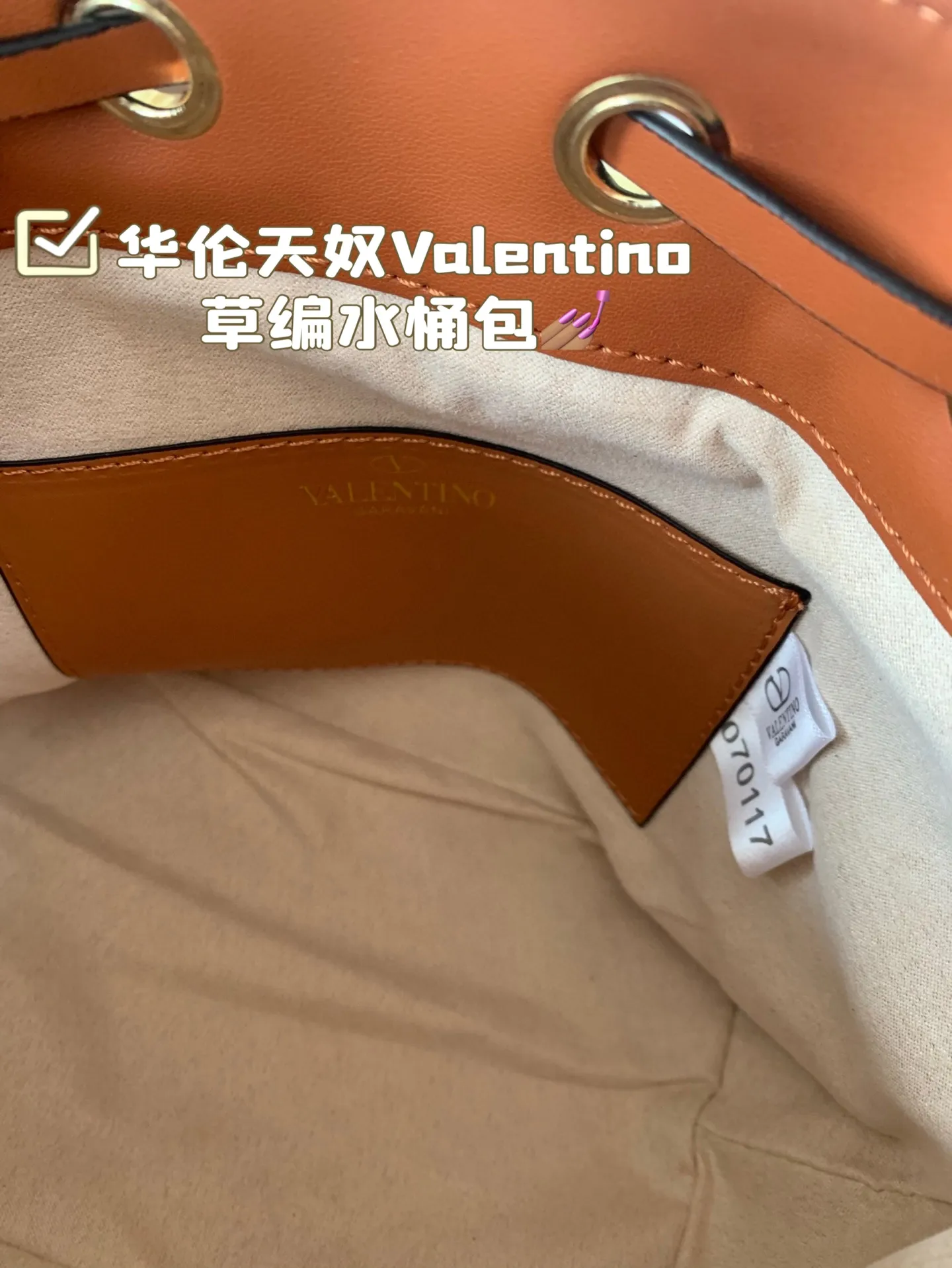 P330 Folding Box Valentino Straw Bucket Bag, especially the little bucket, cute yet cool, cool yet spicy, suitable for daily life and vacation, Italian famous leather, full copper hardware, full of texture, it really touched my little heart, size 18*20
