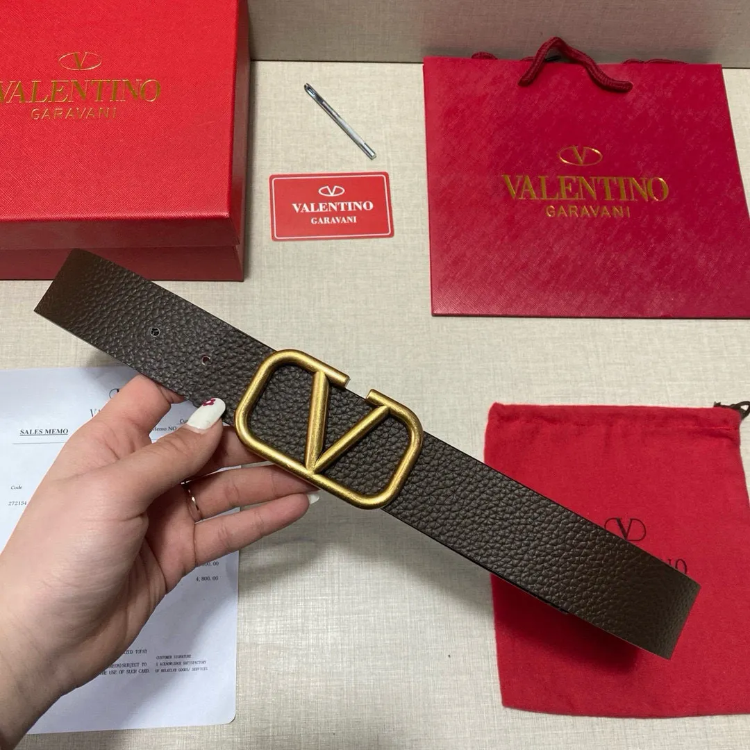 ✈️🇮🇹Brand: Valentino Valevtlo imitation copper buckle P150 ✈️🇮🇹Grade: 🚢Original private goods. Imported first-layer cowhide coffee sole, sold at counters🈶️, comparable to the genuine product! Exquisite oil edges, computer stitching, soft hand feel. No modifications in real photos. The upper body effect is super good, the length cannot be cut. Comes with a full set of packaging at the counter. It is the first choice to bring as a gift. Free eye needle ✈️🇮🇹Button head: imitation copper buckle hardware ✈️🇮🇹Length: 100-125cm 3.8cm specifications ✈️🇮🇹Color: black coffee